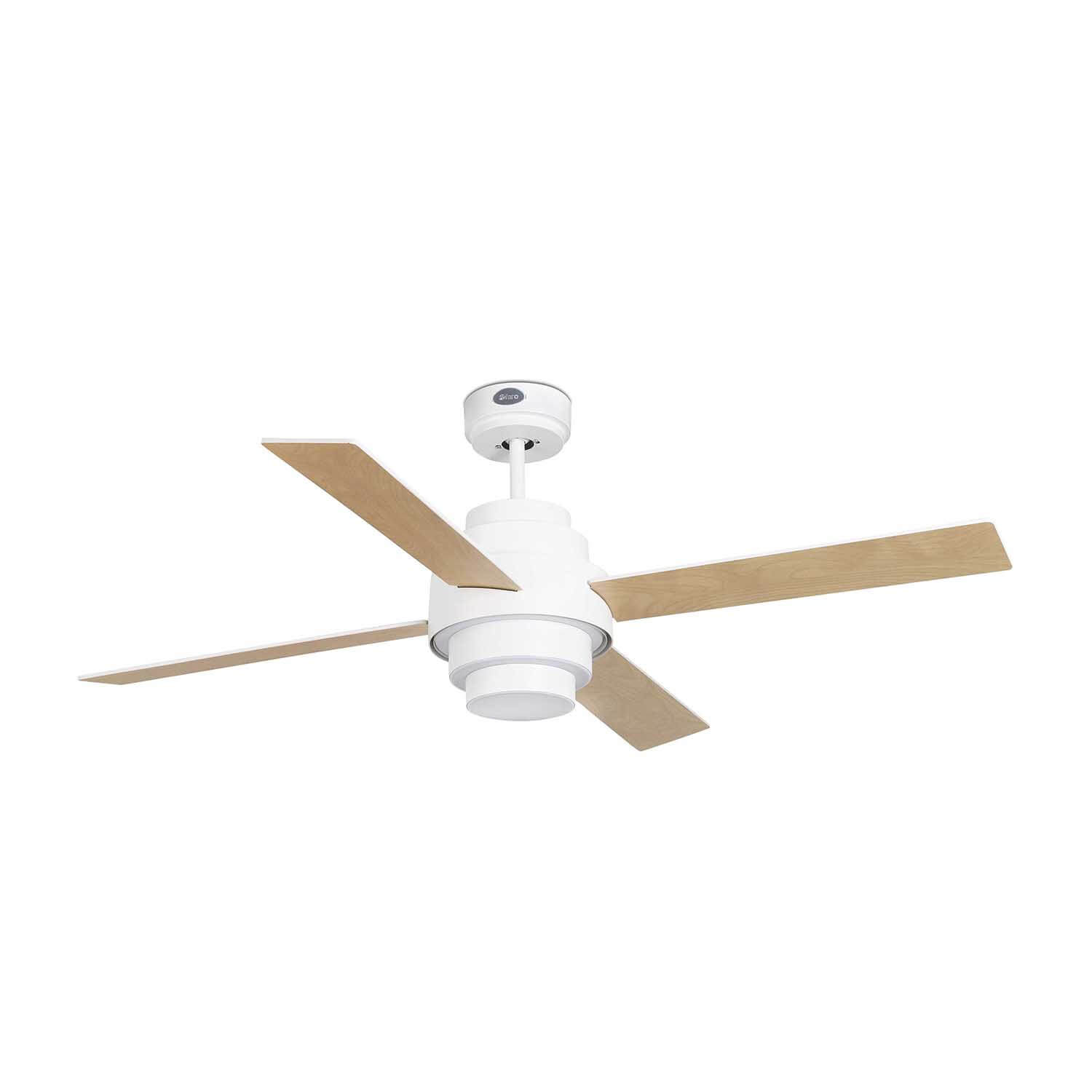 Ein weißer Deckenventilator mit vier Holzblättern.