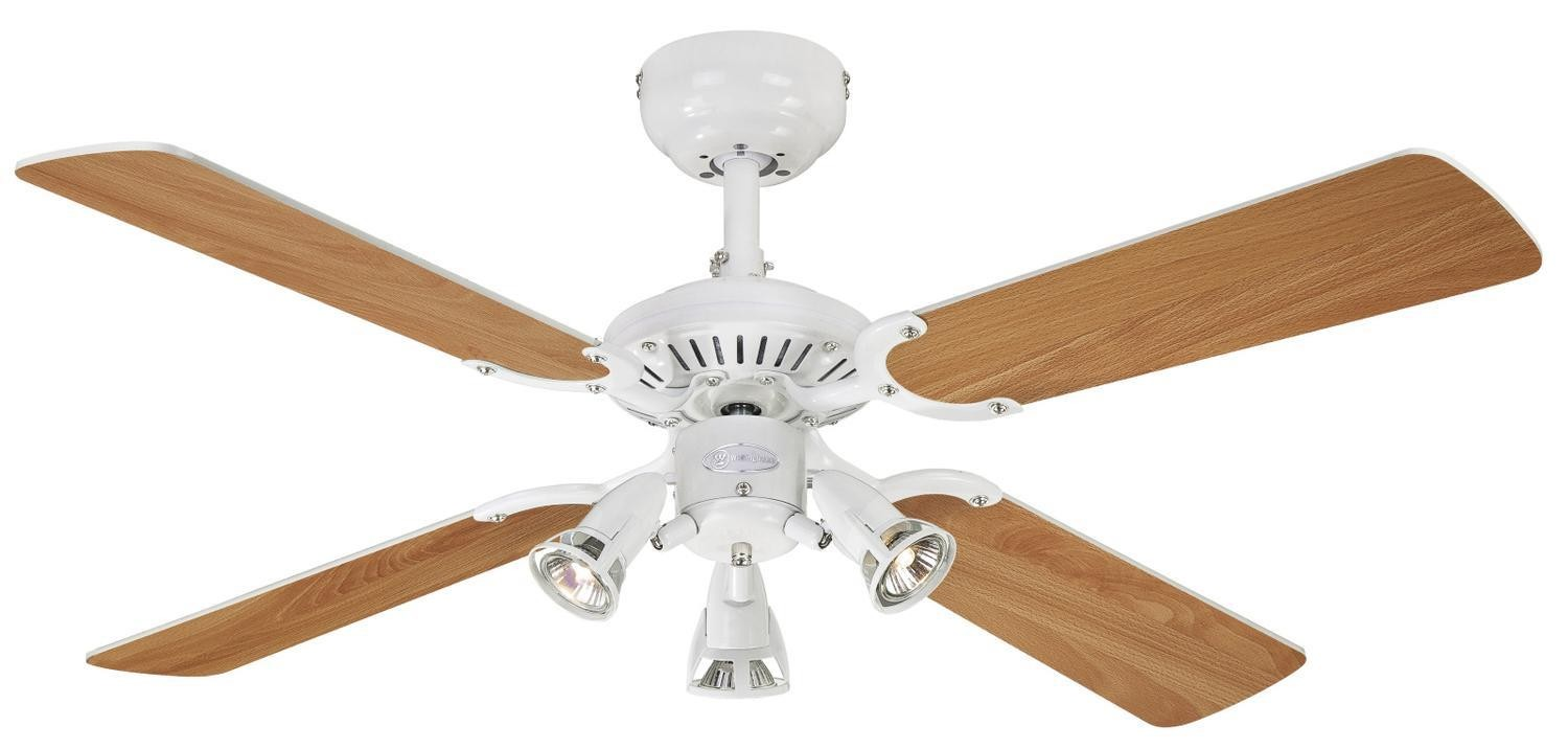 Ventilatore da soffitto bianco con quattro pale in legno e tre luci, montato su un soffitto bianco.