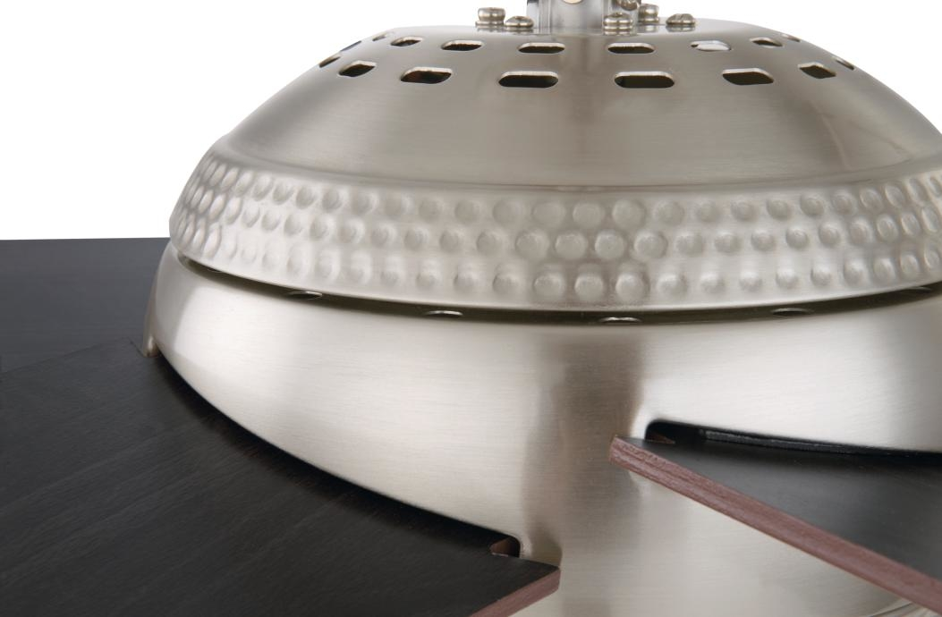 Nahaufnahme eines Deckenventilators. Die Flügel sind schwarz, und die Vorrichtung ist silberfarben.
