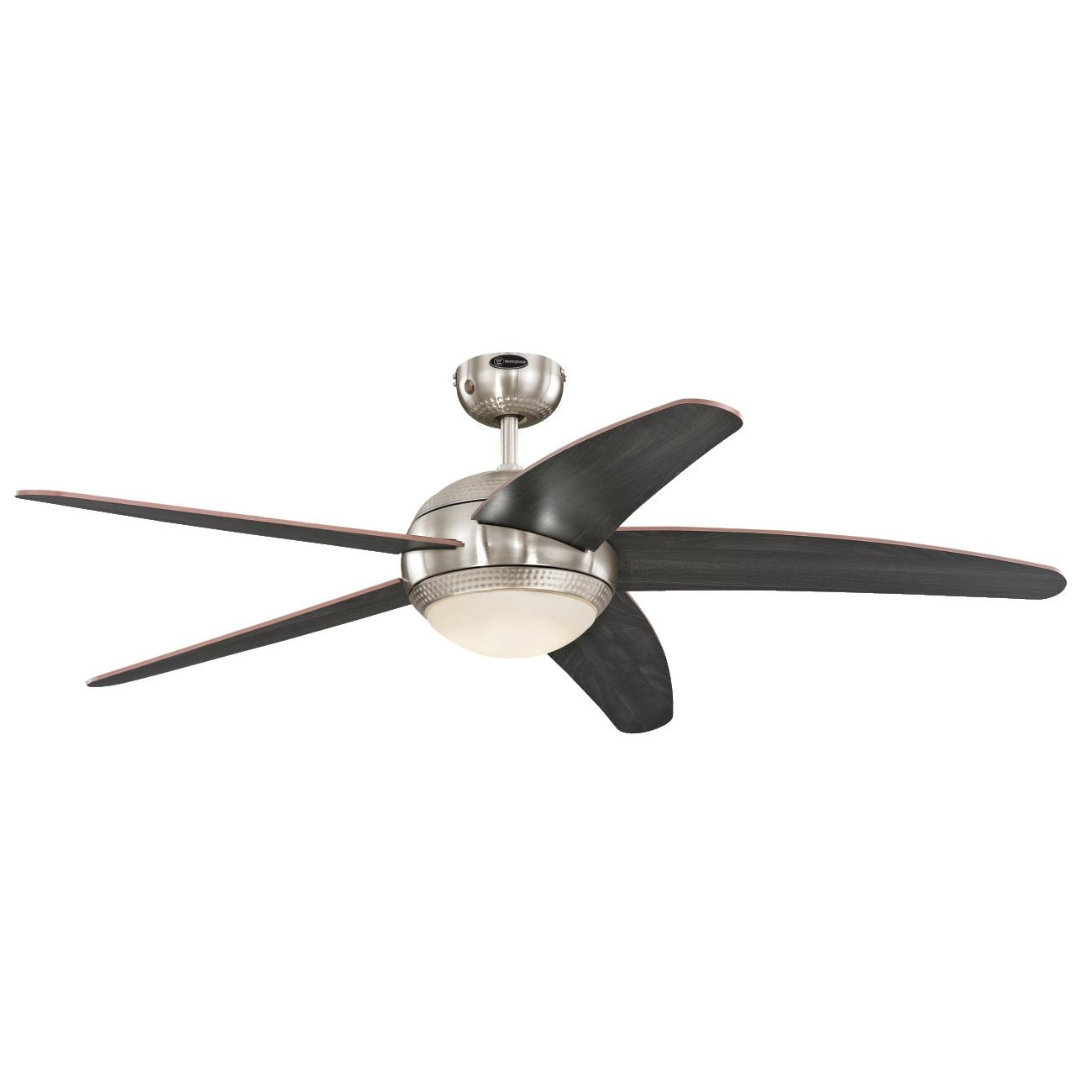 Ein Deckenventilator mit fünf Flügeln. Es hat ein Chrom- und Schwarz-Design. Weißer Hintergrund.