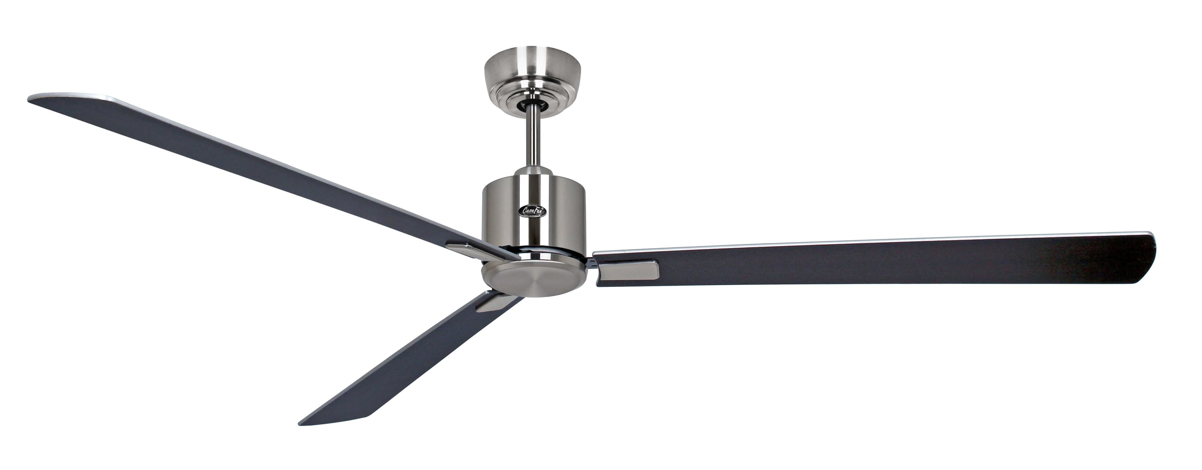 Deckenventilator mit drei dunkelgrauen Flügeln und silbernem Motorgehäuse. Weißer Hintergrund.