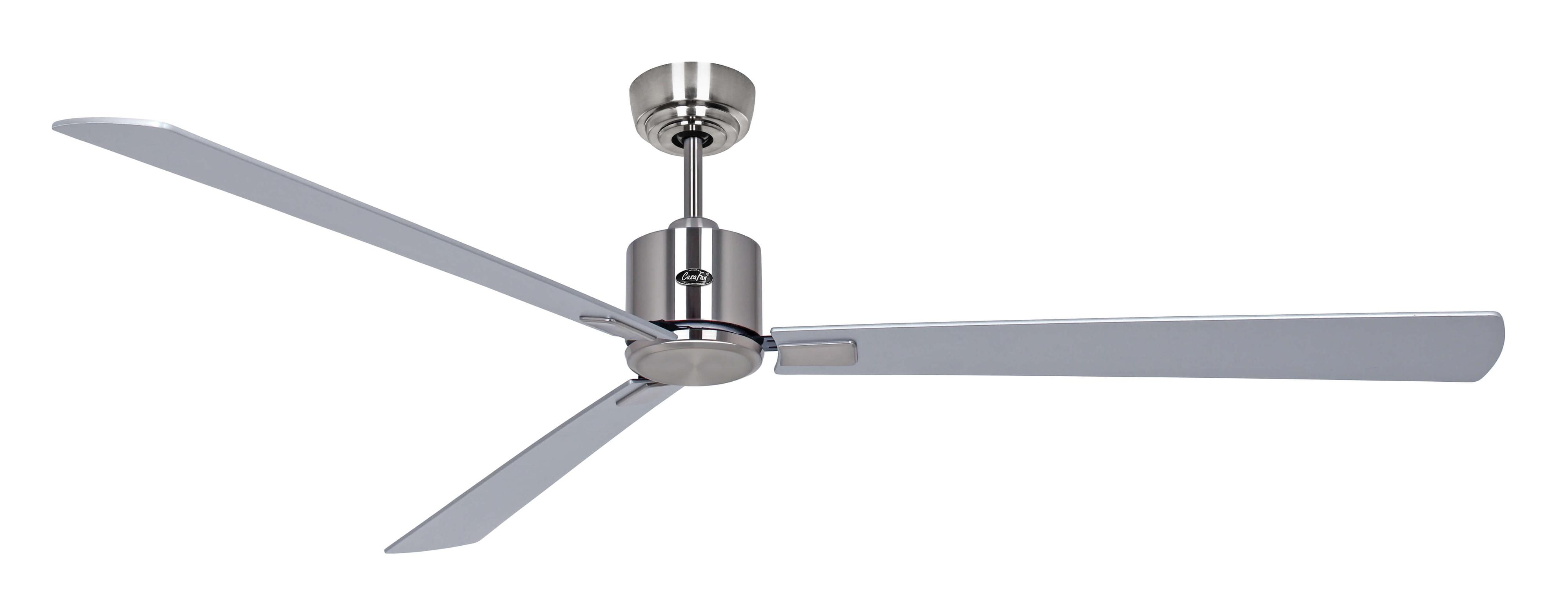 Silberner Deckenventilator mit drei Flügeln. Weißer Hintergrund. Draufsicht. Flügel sind gebogen.