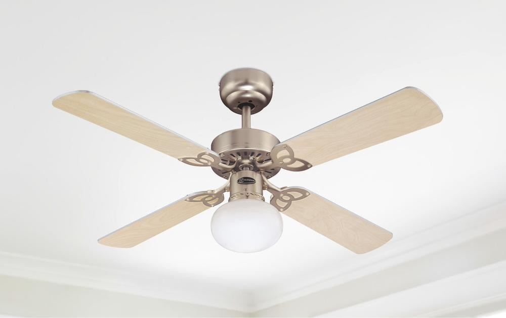 Deckenventilator mit vier hellen Holzblättern und einer zentralen Leuchte. Silber-Finish.