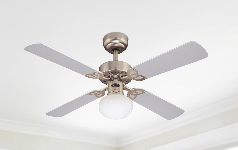 Ein Deckenventilator mit vier weißen Flügeln und einer Leuchte. Der Ventilator hat ein metallisches Finish.
