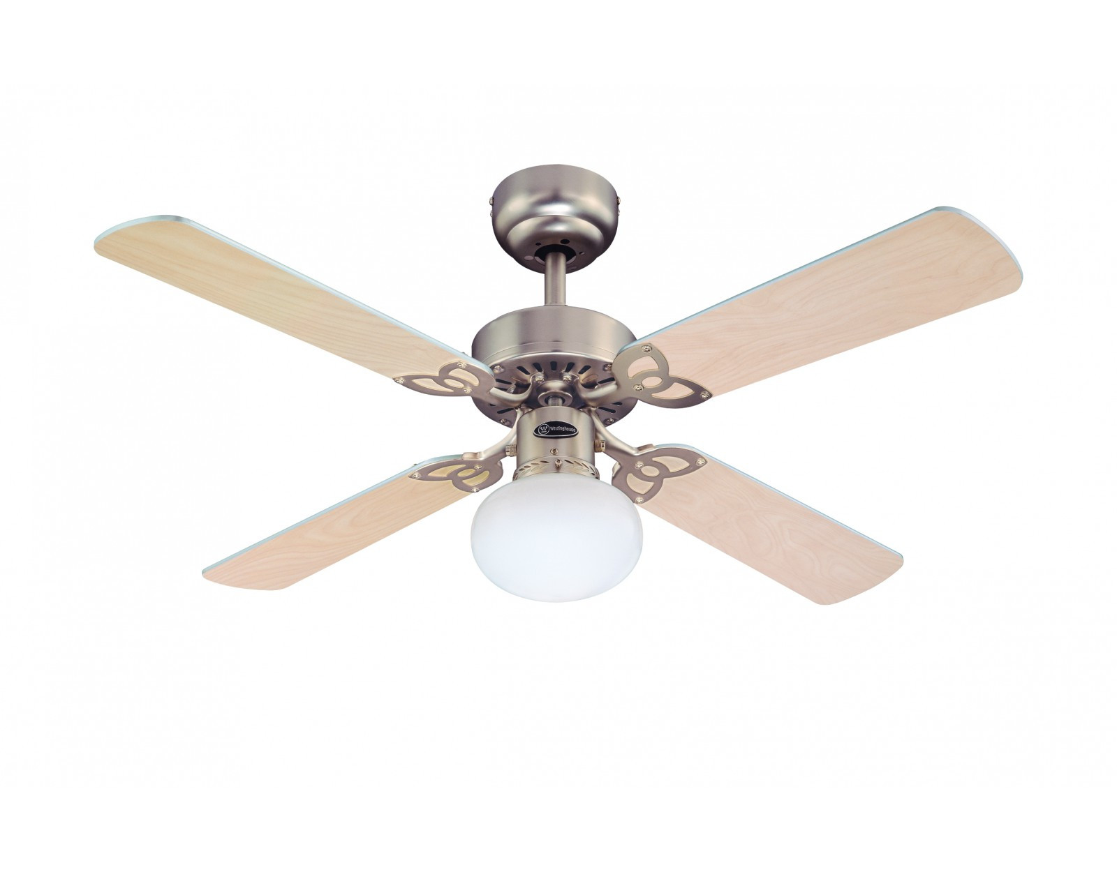 Deckenventilator mit vier hellen Holzflügeln und silbernem Motorgehäuse. In der Mitte eine weiße Kugel.