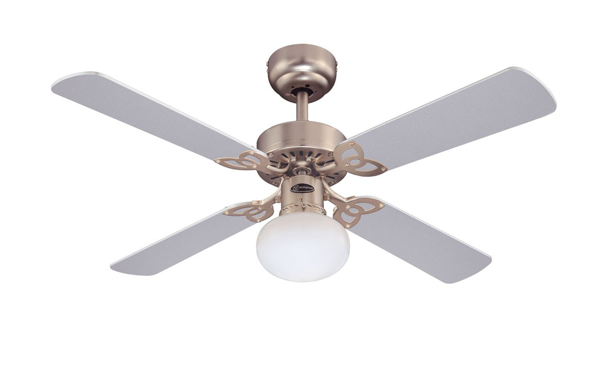 Ein Deckenventilator mit vier Flügeln, silbernen und goldenen Details. Eine Glühbirne unten.