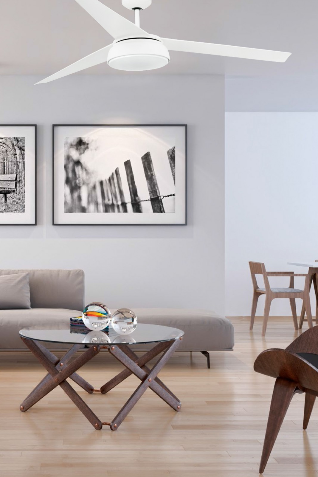 Wohnzimmerszene: ein Couchtisch mit Glasplatte, Sofas und Deckenventilator.