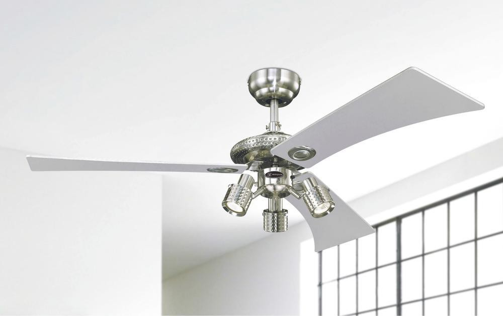Deckenventilator mit drei Lichtern. Silbernes Finish und weiße Flügel.