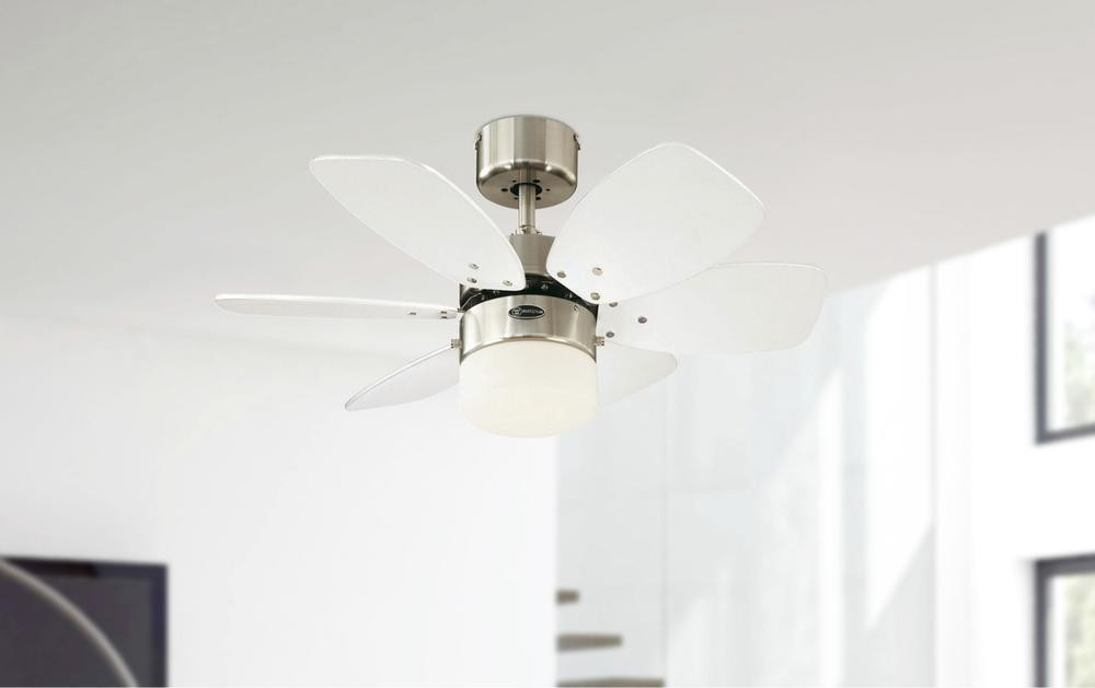 Weißer Deckenventilator mit fünf Flügeln und einer Leuchte, an einer weißen Decke montiert.