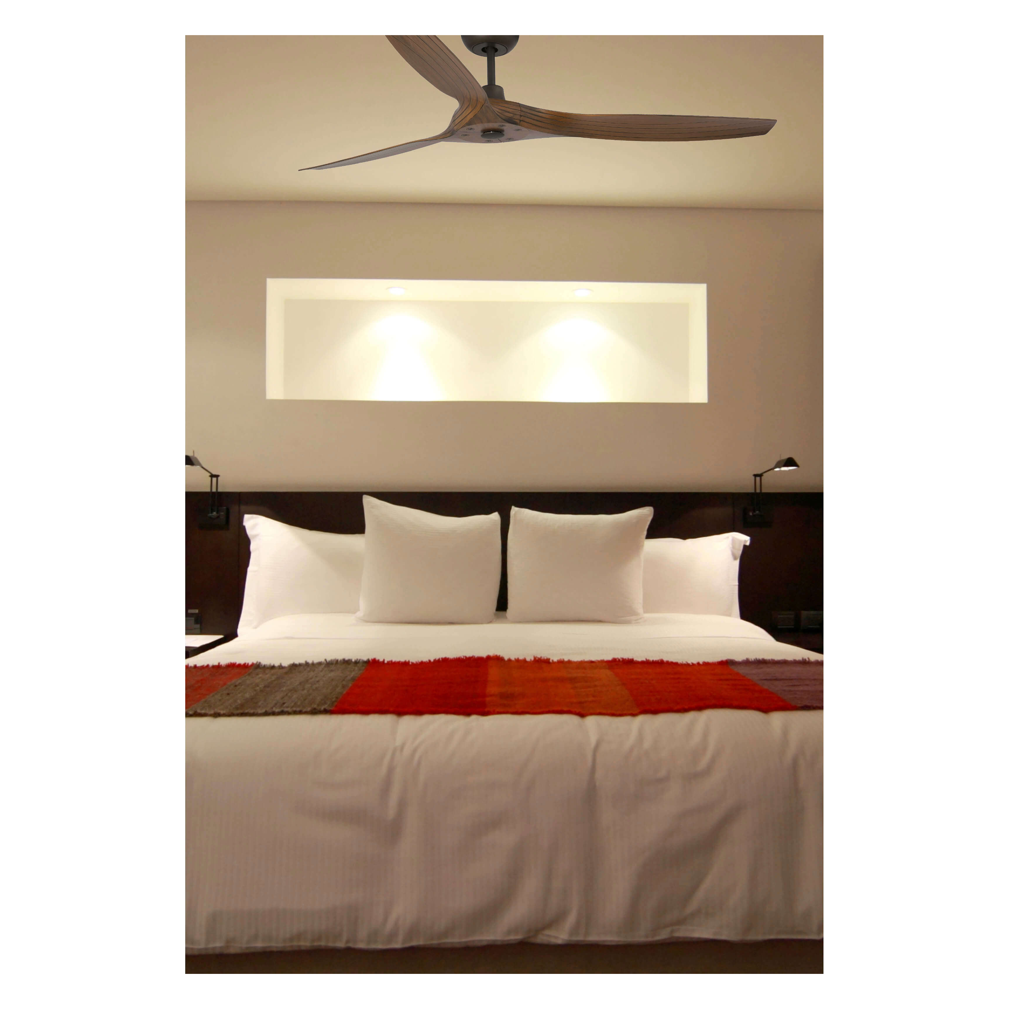 Camera da letto con letto, biancheria da letto bianca e ventilatore a soffitto. La stanza ha un design minimalista.