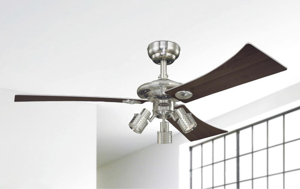 Deckenventilator mit drei Leuchten und dunkelbraunen Flügeln, an einer weißen Decke montiert.