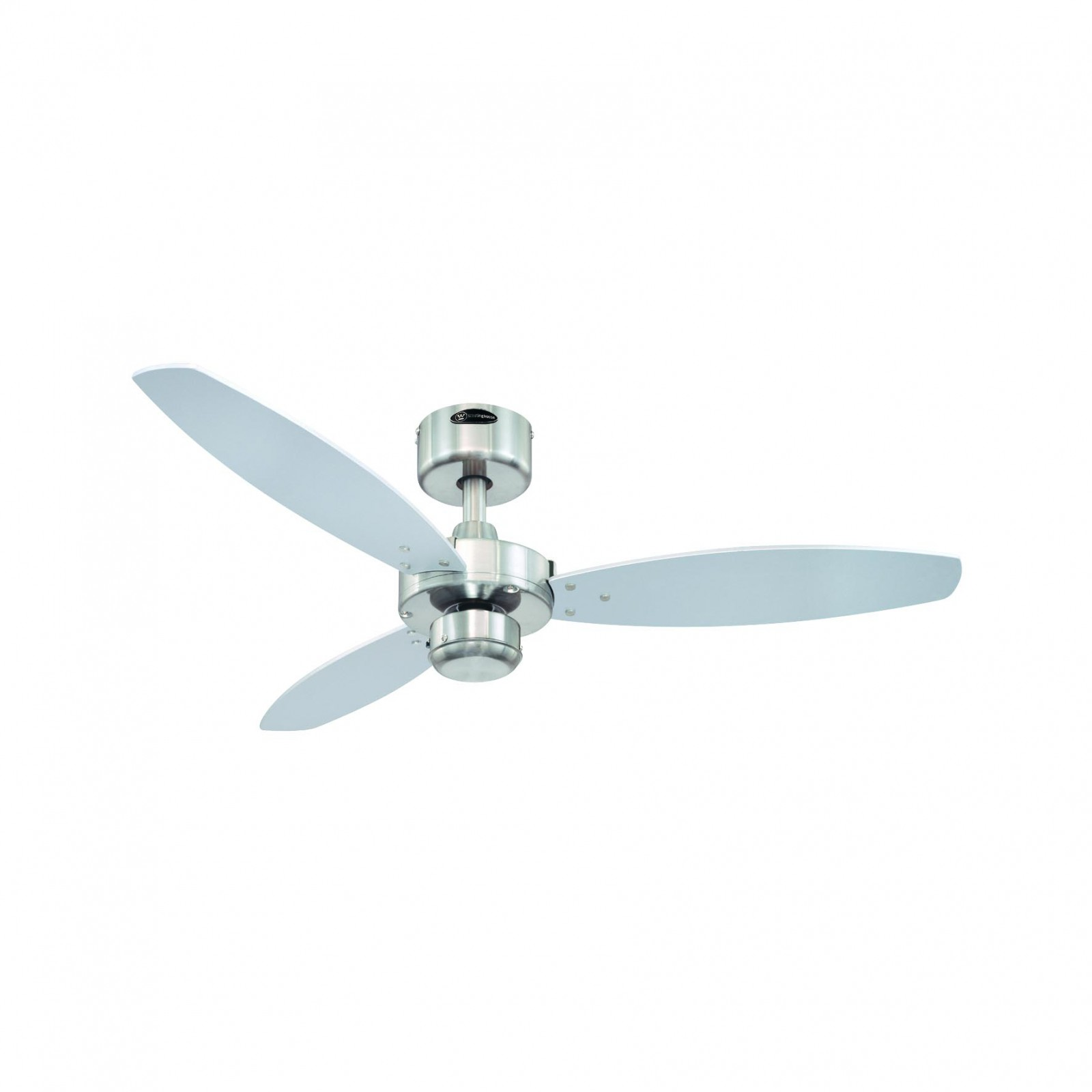 Ein Deckenventilator mit drei Flügeln. Die Flügel sind weiß, der Lüftermotor ist silberfarben, auf weißem Hintergrund.