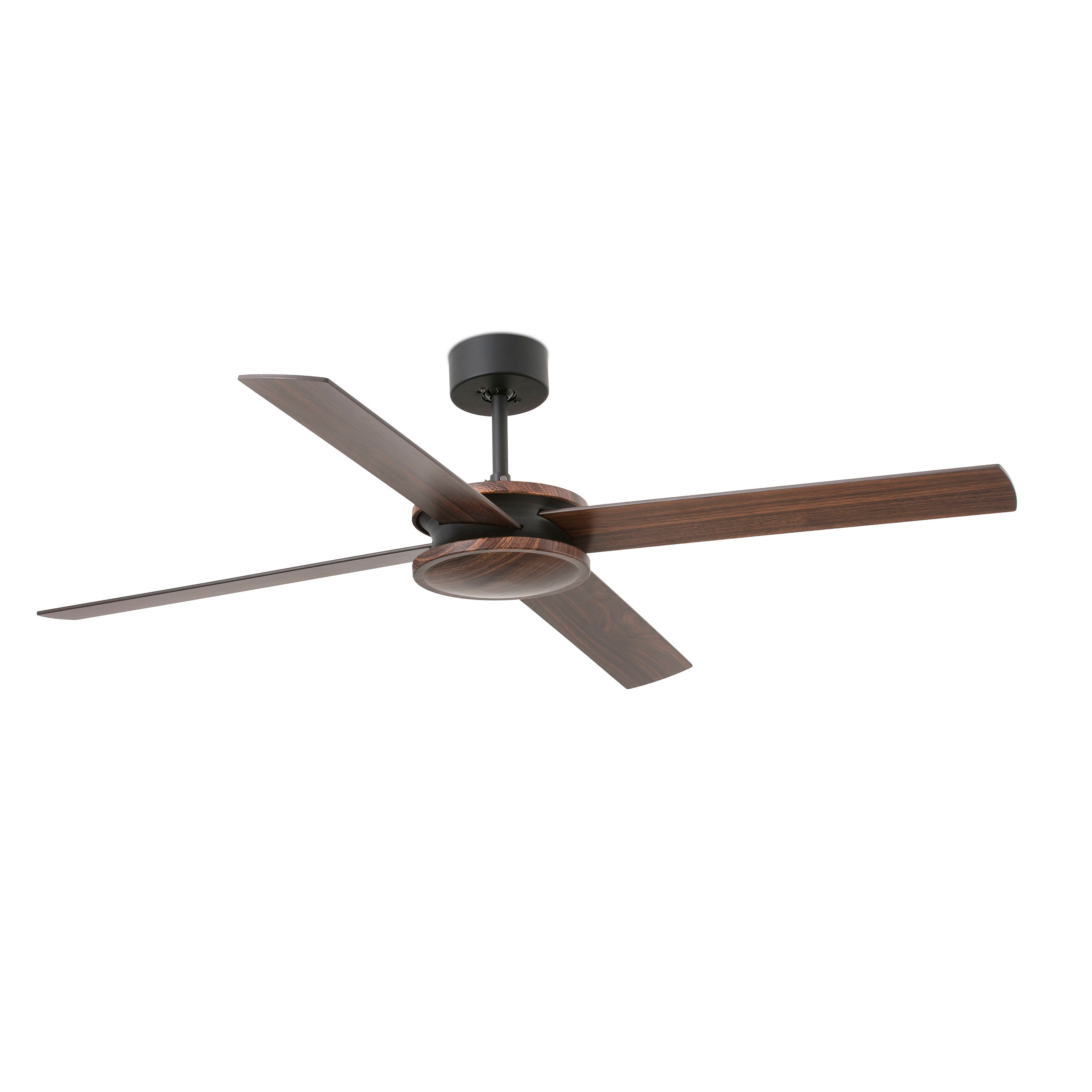 Un ventilatore a soffitto con pale in legno scuro. Il ventilatore ha un alloggiamento nero.