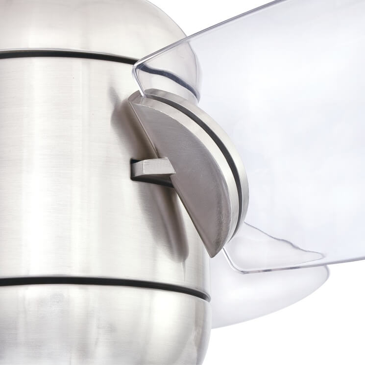 Primo piano delle pale di un ventilatore a soffitto, realizzate in plastica trasparente e dettagli metallici argentati.
