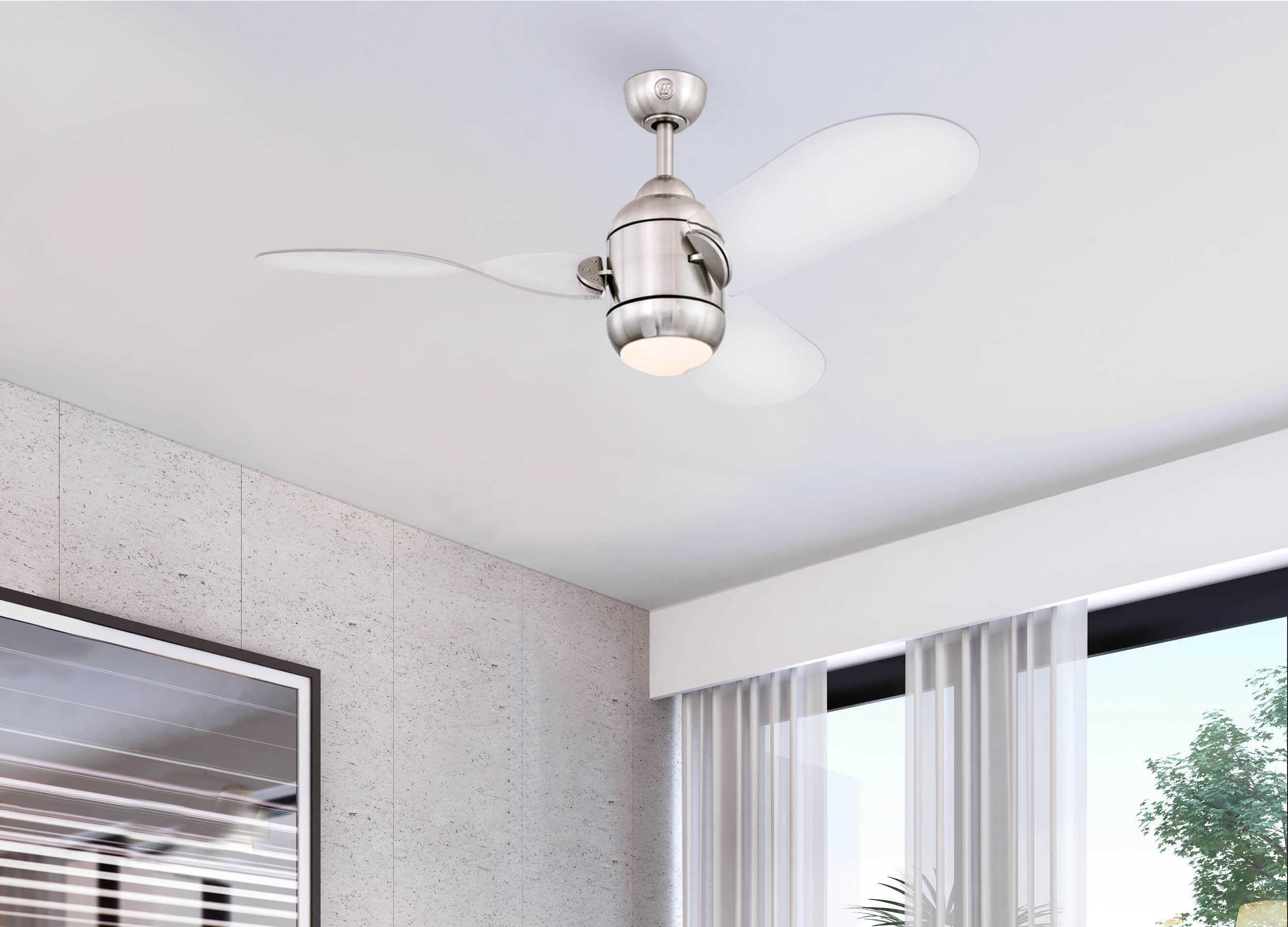Un ventilatore a soffitto è acceso. È argento e bianco e si trova vicino a una finestra.