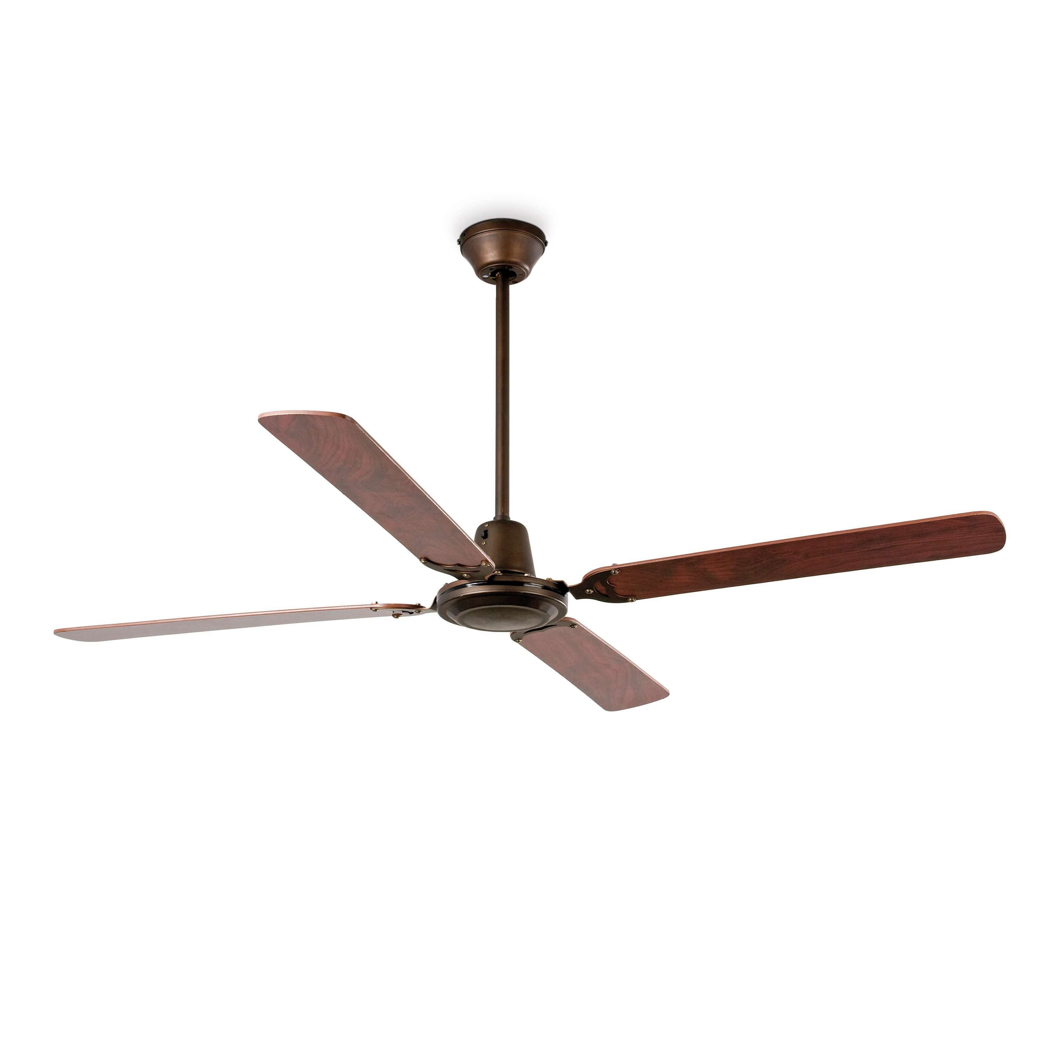 Un ventilatore da soffitto marrone con quattro pale in legno è appeso al soffitto bianco.