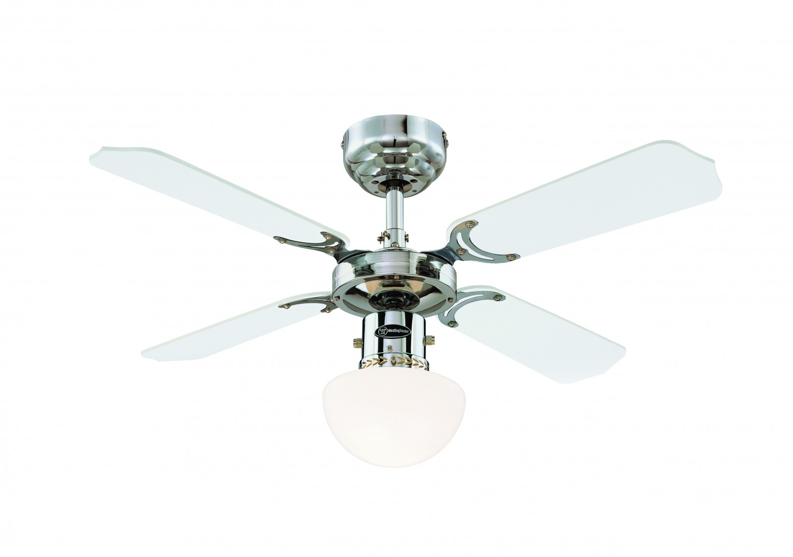 Deckenventilator mit vier weißen Flügeln und einer Leuchte. Der Ventilator besteht aus Metall und Glas.