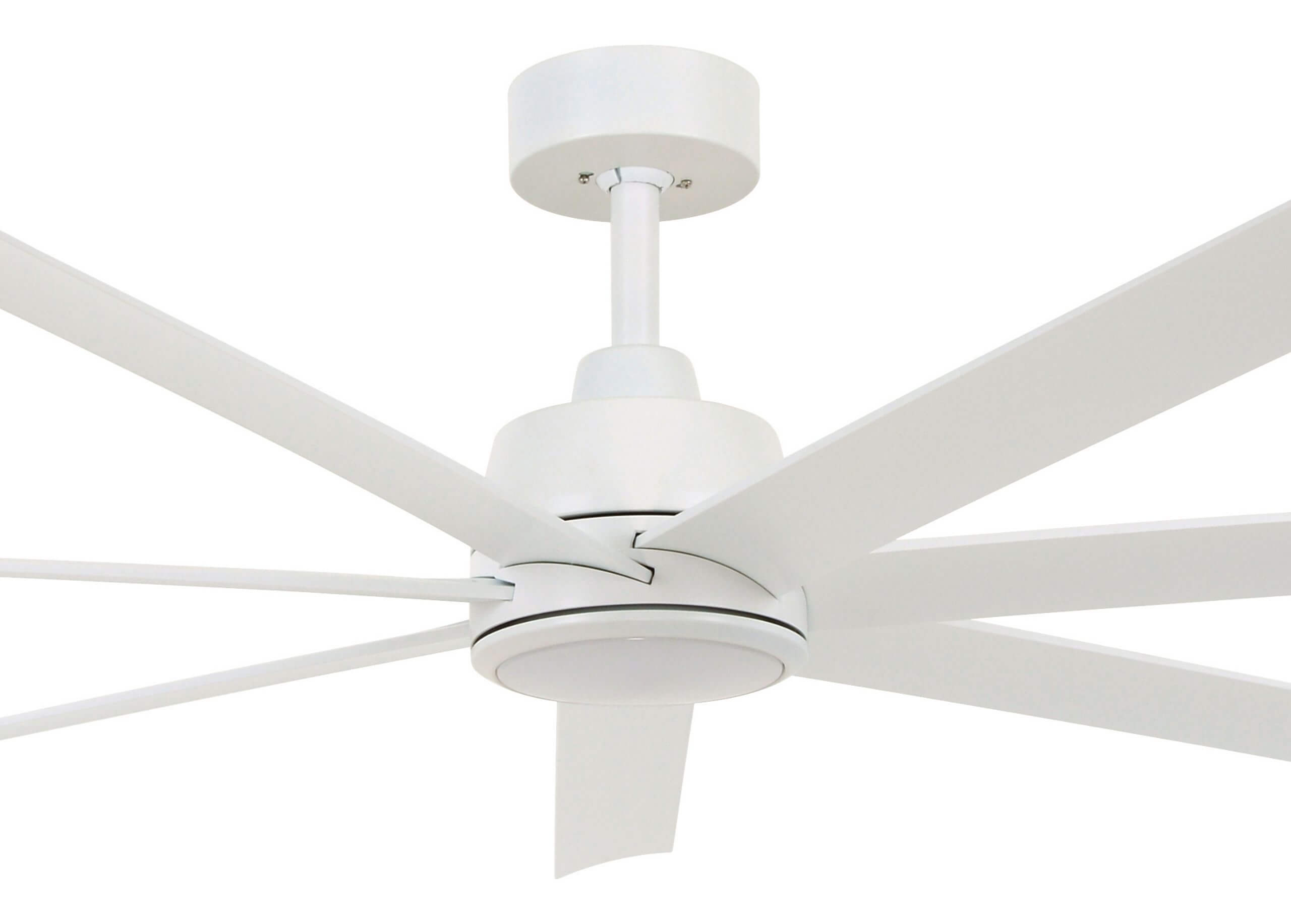 Nahaufnahme eines weißen Deckenventilators mit sechs Flügeln. Die Flügel sind abgewinkelt und das Licht ist an.
