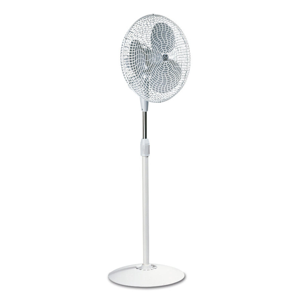Ventilatore da terra bianco. Base e pale bianche. Lo sfondo è bianco.