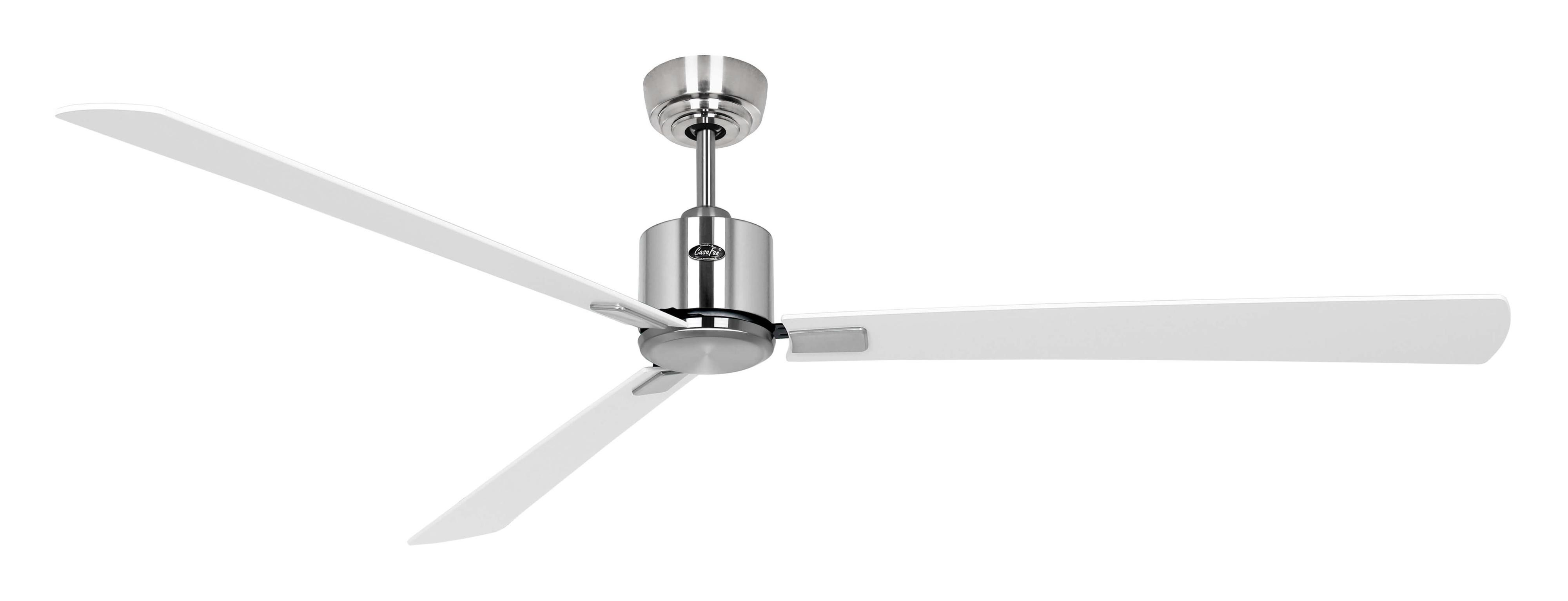 Deckenventilator mit drei weißen Blättern und einem silbernen Motor. Der Ventilator steht vor weißem Hintergrund.