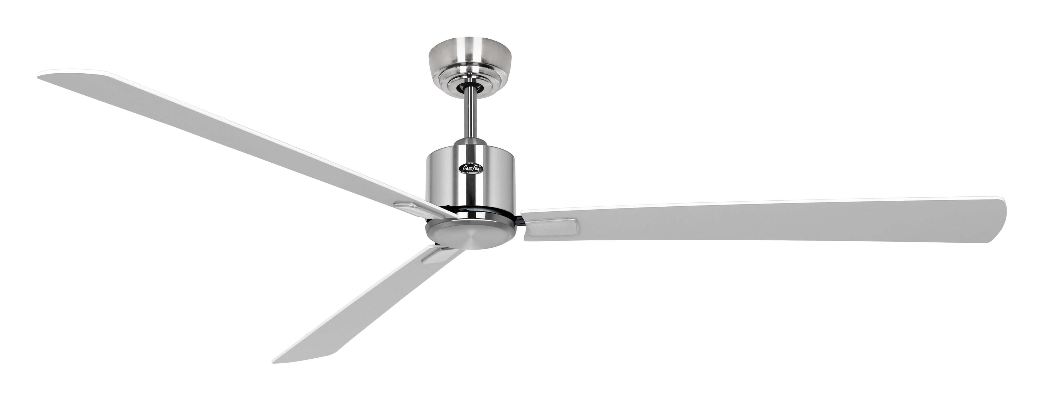 Ein silberner Deckenventilator mit drei weißen Flügeln vor weißem Hintergrund.