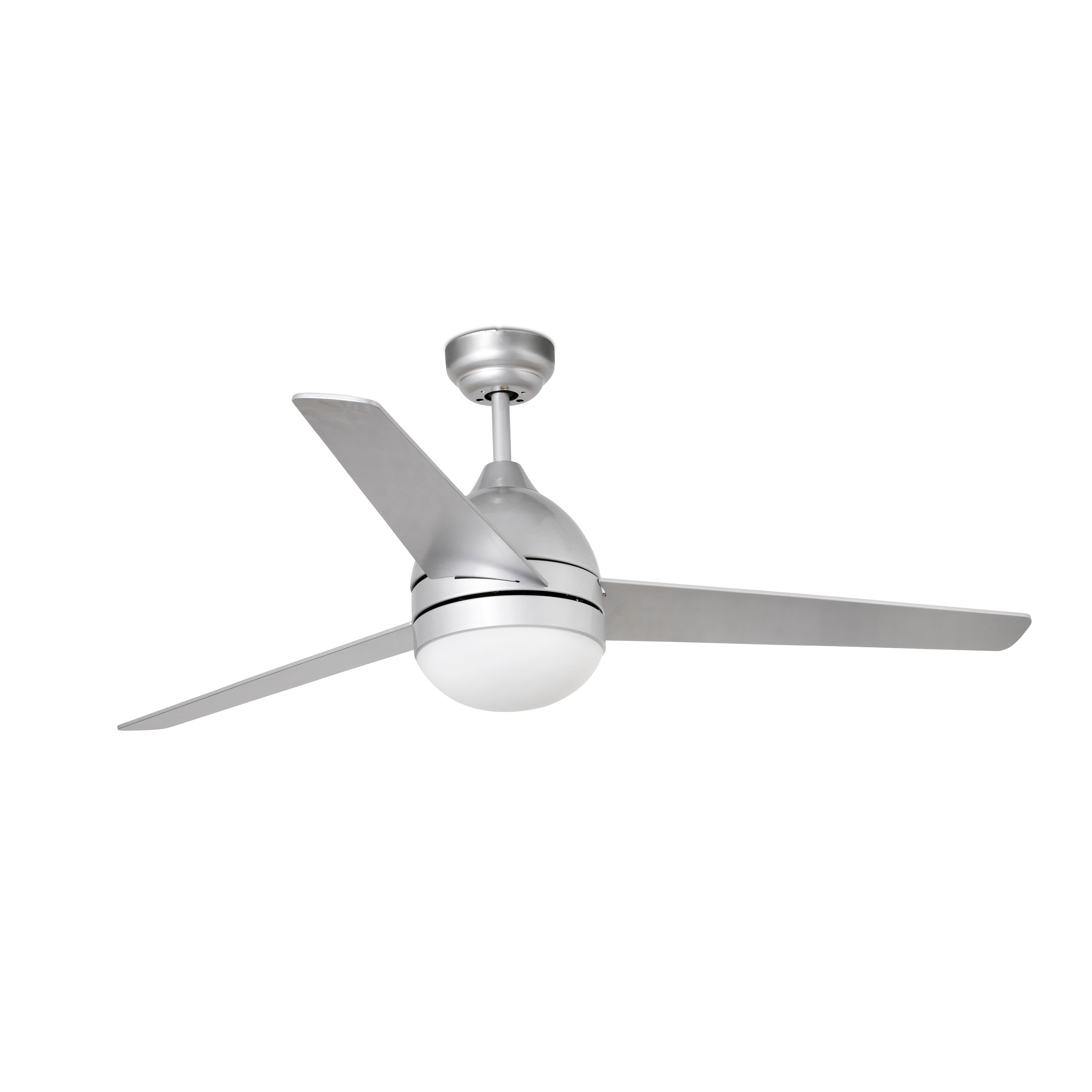 Silberner Deckenventilator mit drei Flügeln und Licht.