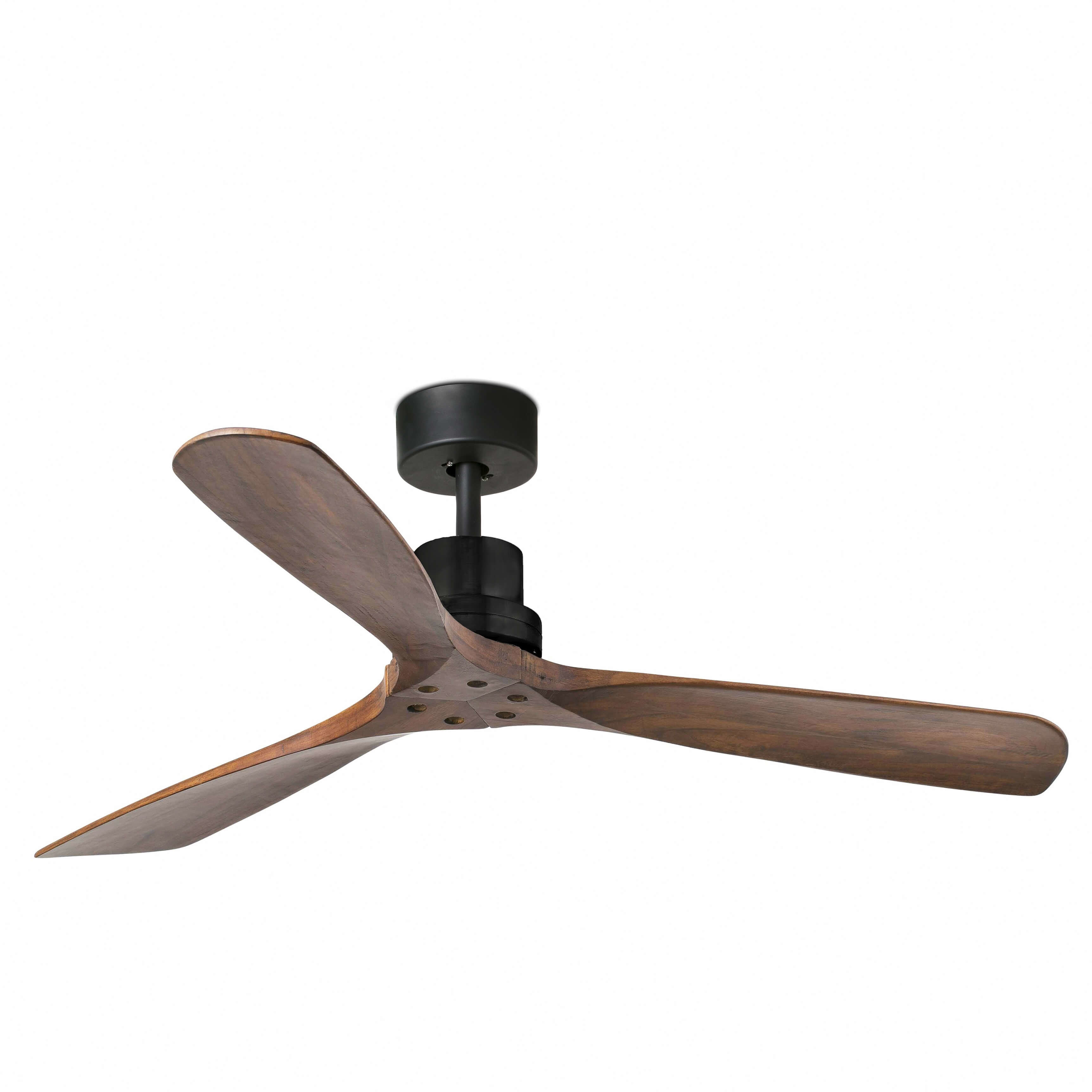 Ventilatore a soffitto con tre pale in legno e motore nero. Il ventilatore è su sfondo bianco.