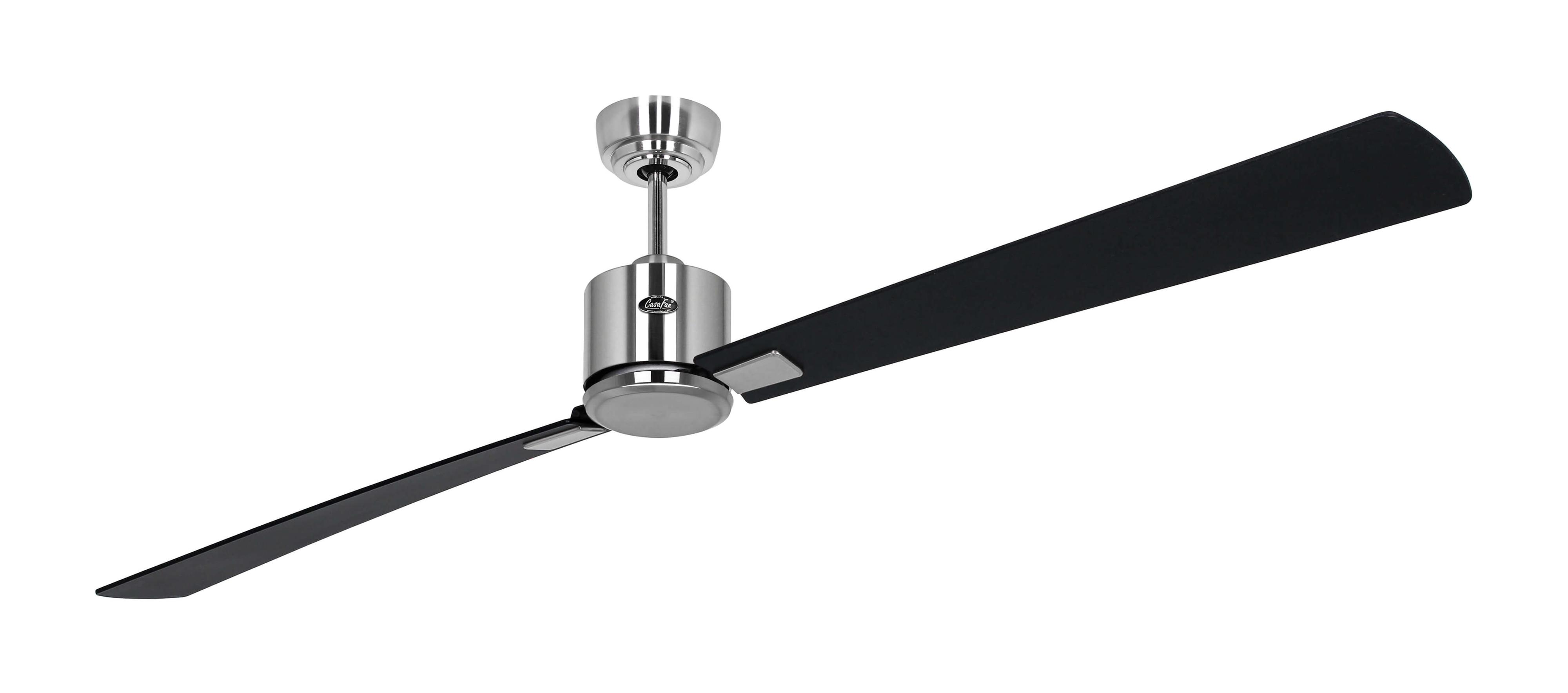 Deckenventilator. Chrom-Motorgehäuse, schwarze Flügel. Weißer Hintergrund. Schatten am Boden.