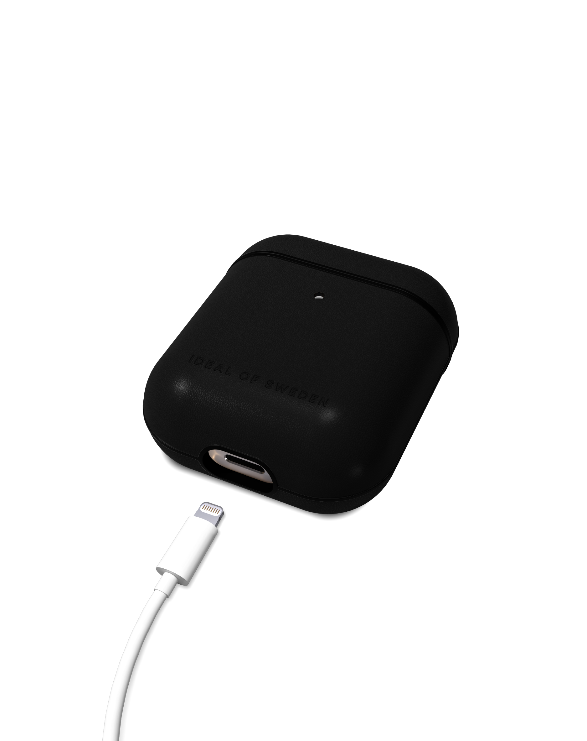 Schwarzes AirPods-Case mit angeschlossenem Ladekabel, auf schwarzem Hintergrund.