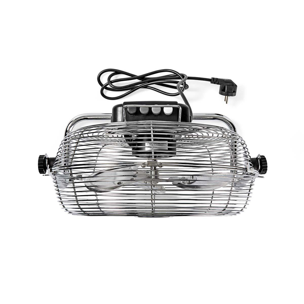 Un ventilatore cromato con due pale e una gabbia a rete. Un cavo di alimentazione è collegato. Sfondo bianco.