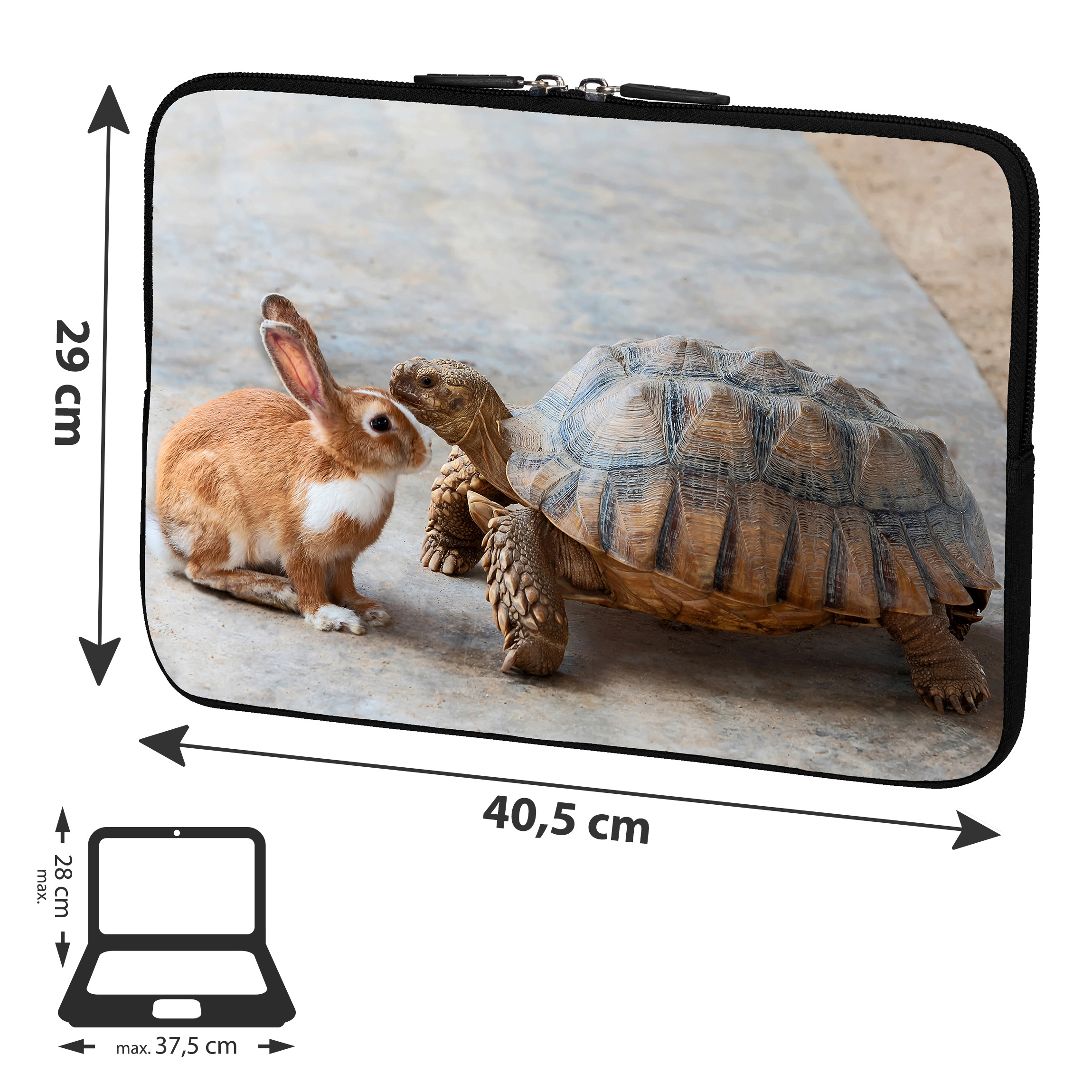 Laptoptasche mit einem Kaninchen und einer Schildkröte. Die Maße sind angegeben: 29 cm x 40,5 cm.