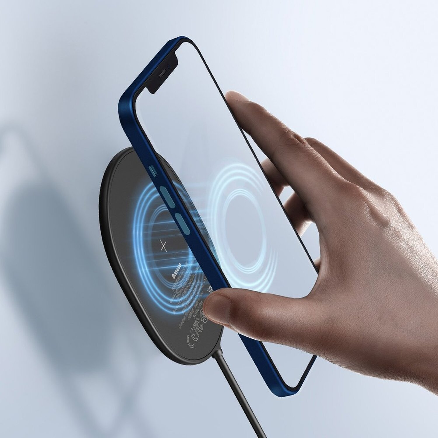 Telefon wird kabellos geladen, auf einem schwarzen Ladepad.