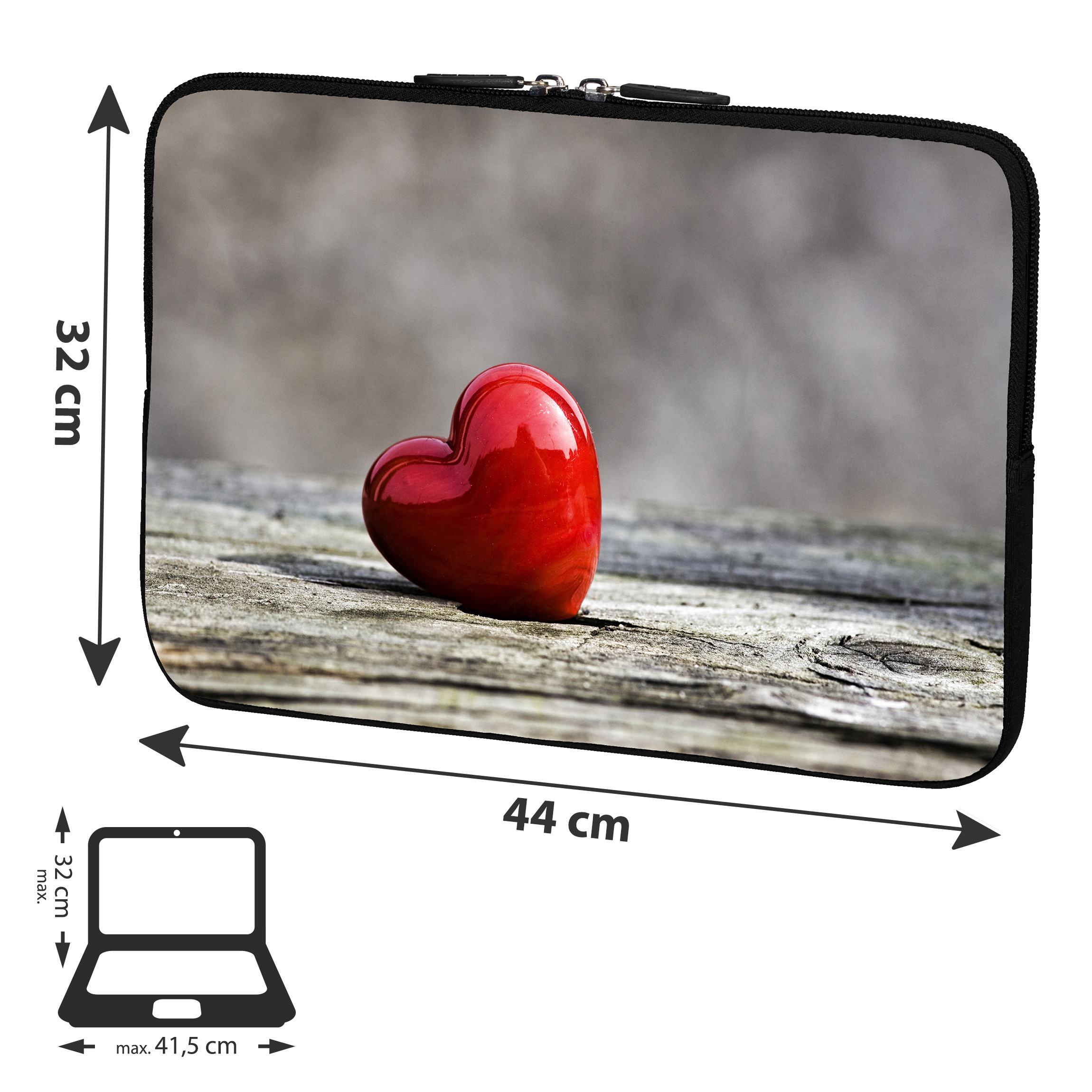 Un oggetto rosso a forma di cuore su una superficie di legno con dimensioni. In basso c'è un laptop nero.