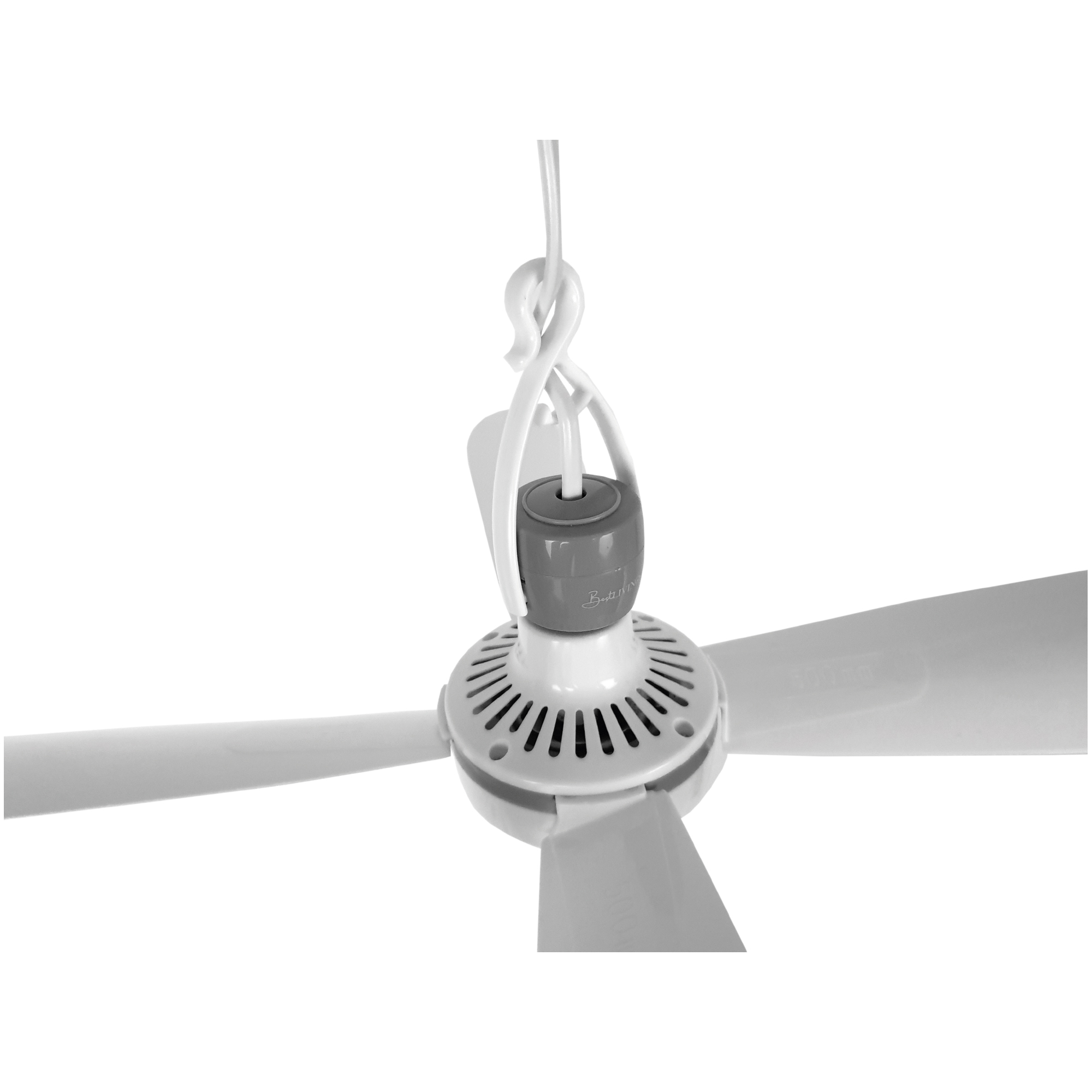 Ein weißer Deckenventilator, der von einer weißen Decke hängt. Der Ventilator hat drei Flügel.