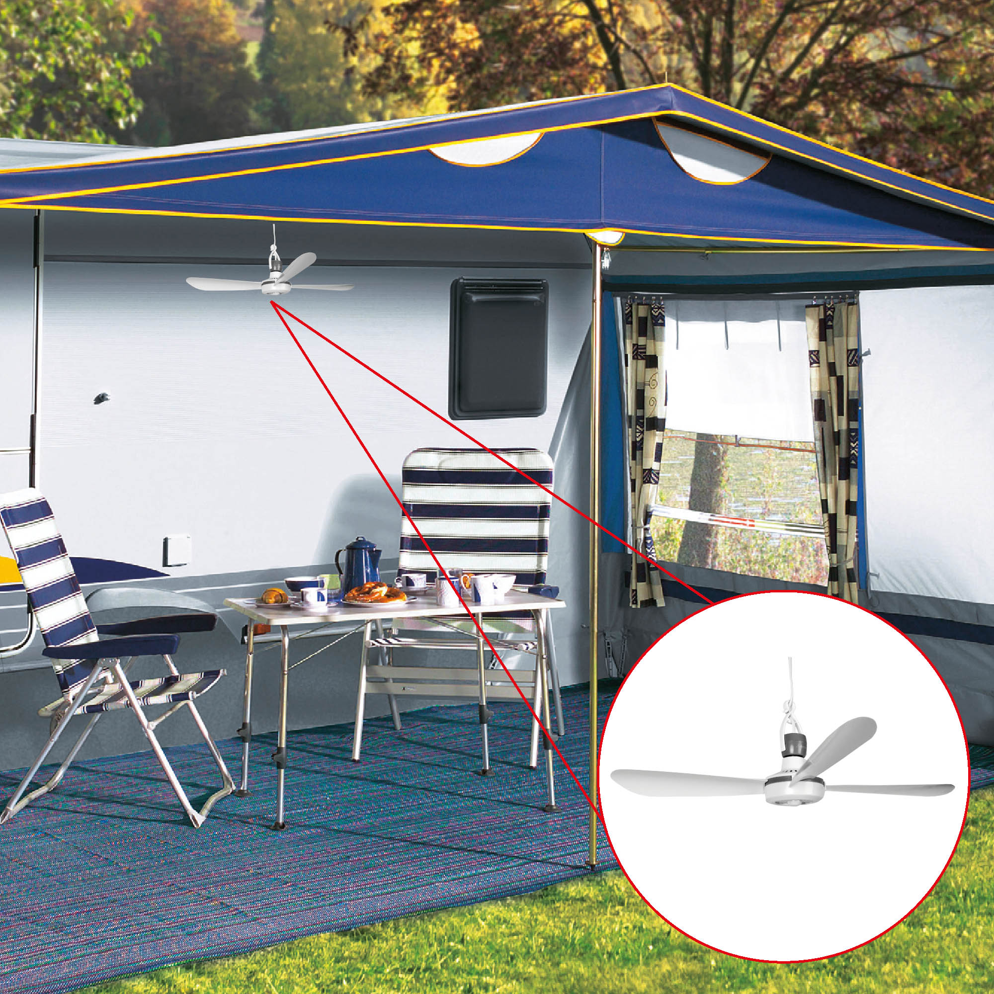 Ein kleiner Deckenventilator im Kontext eines Campingplatzes. Ein Tisch und Stühle stehen davor.