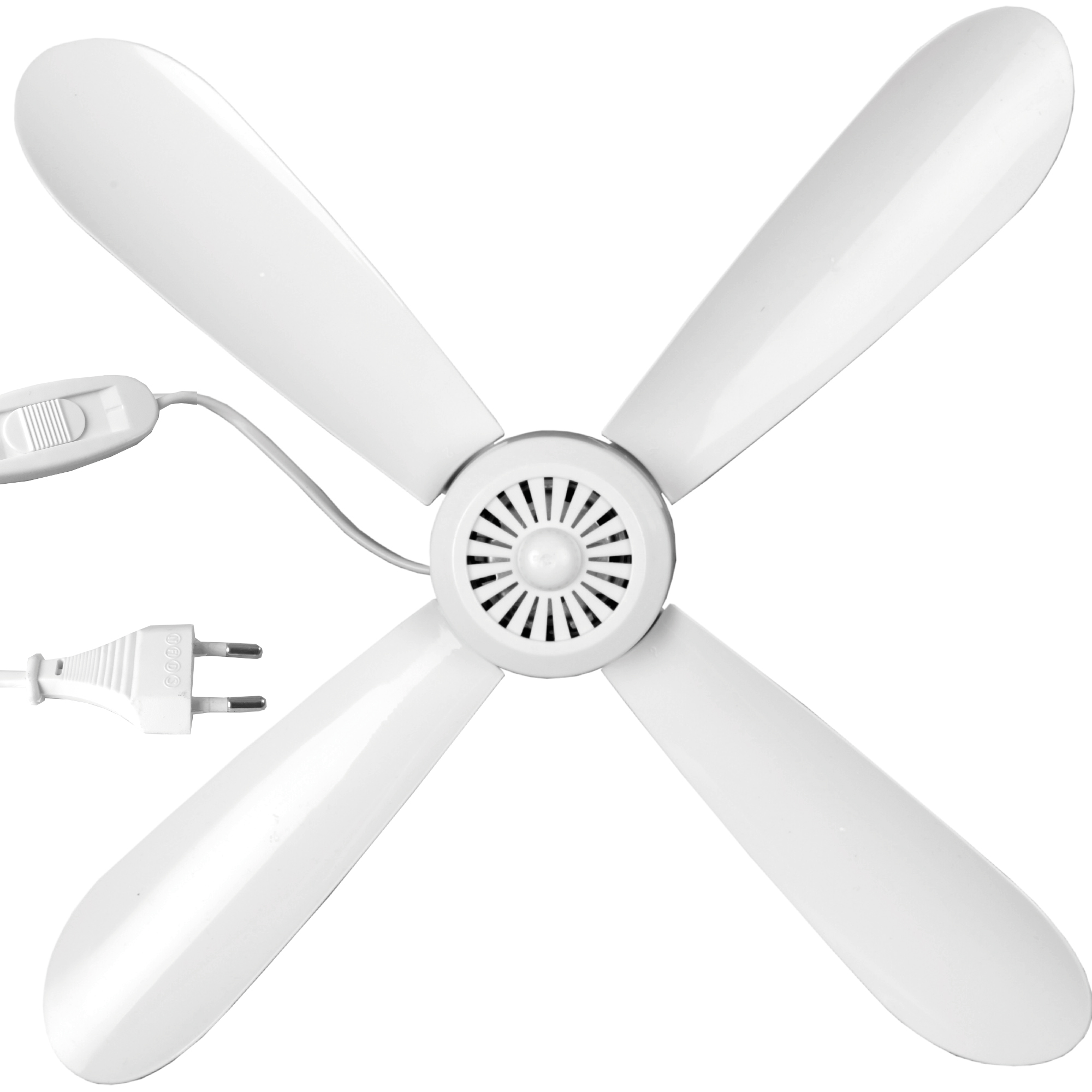 Weißer Deckenventilator mit vier Flügeln und weißem Netzkabel und Stecker. Der Ventilator befindet sich vor weißem Hintergrund.