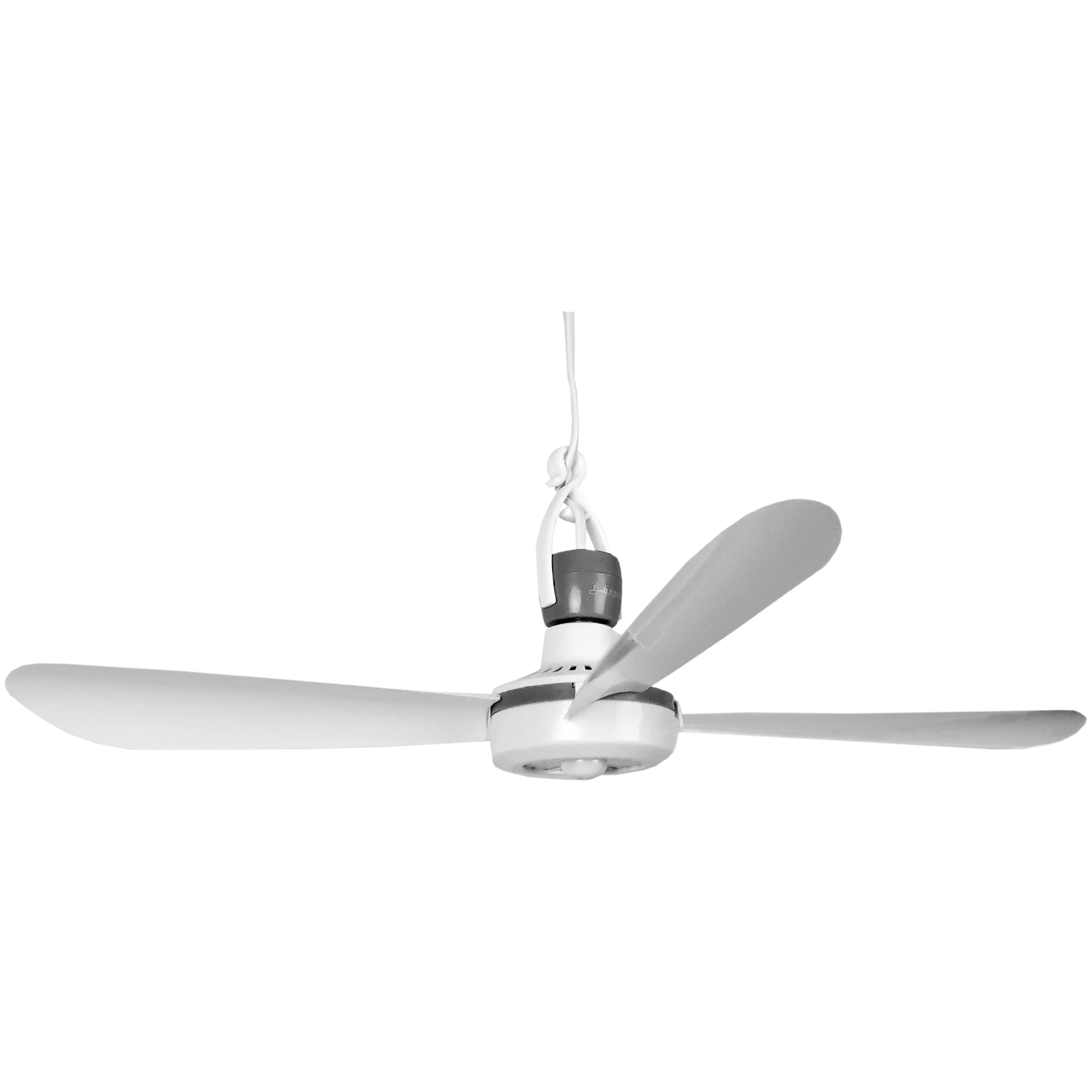 Weißer Deckenventilator mit drei Flügeln, der von der Decke hängt. Die Flügel sind abgewinkelt.