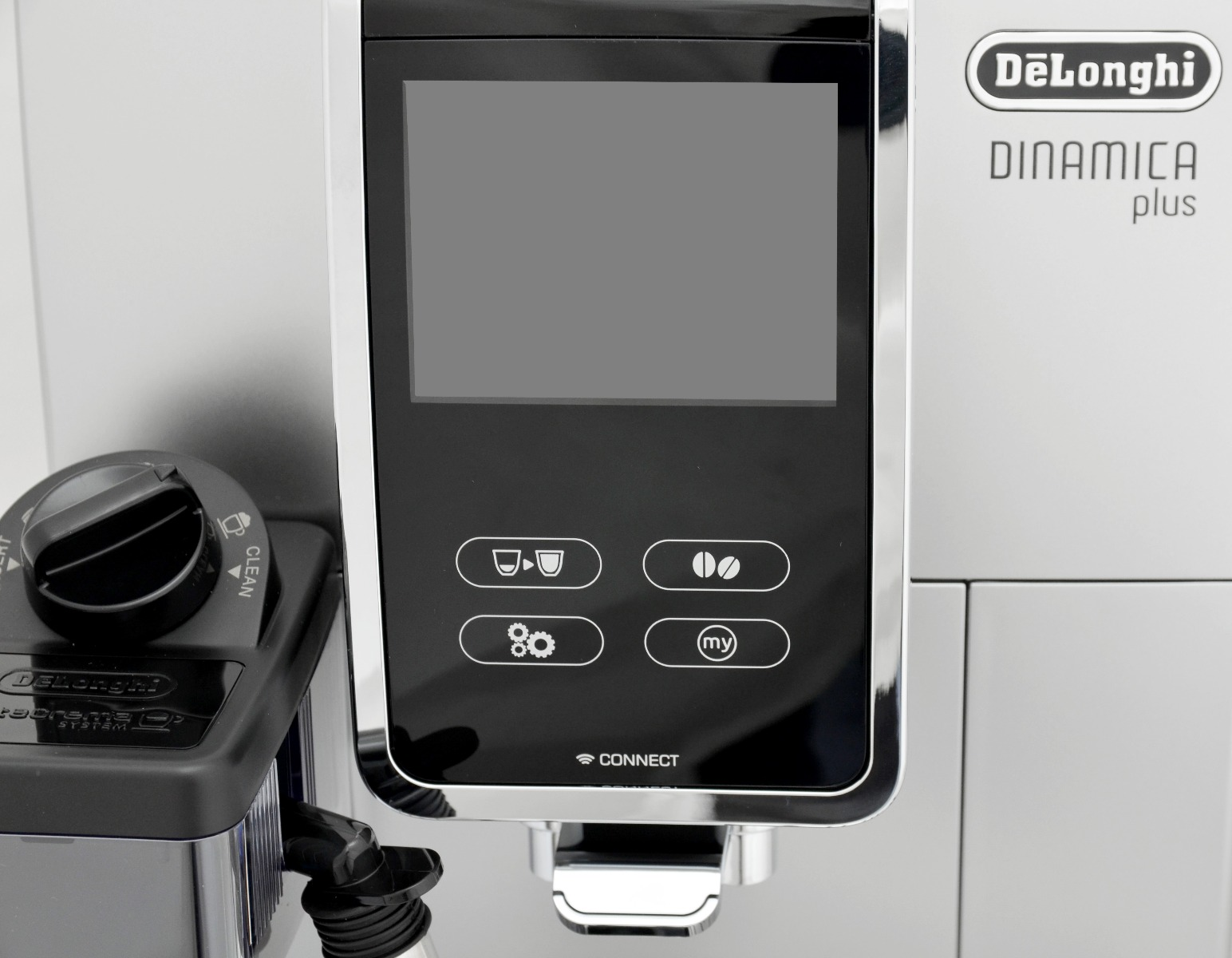Zbliżenie ekspresu do kawy DeLonghi Dinamica Plus z ekranem dotykowym i panelem sterowania.
