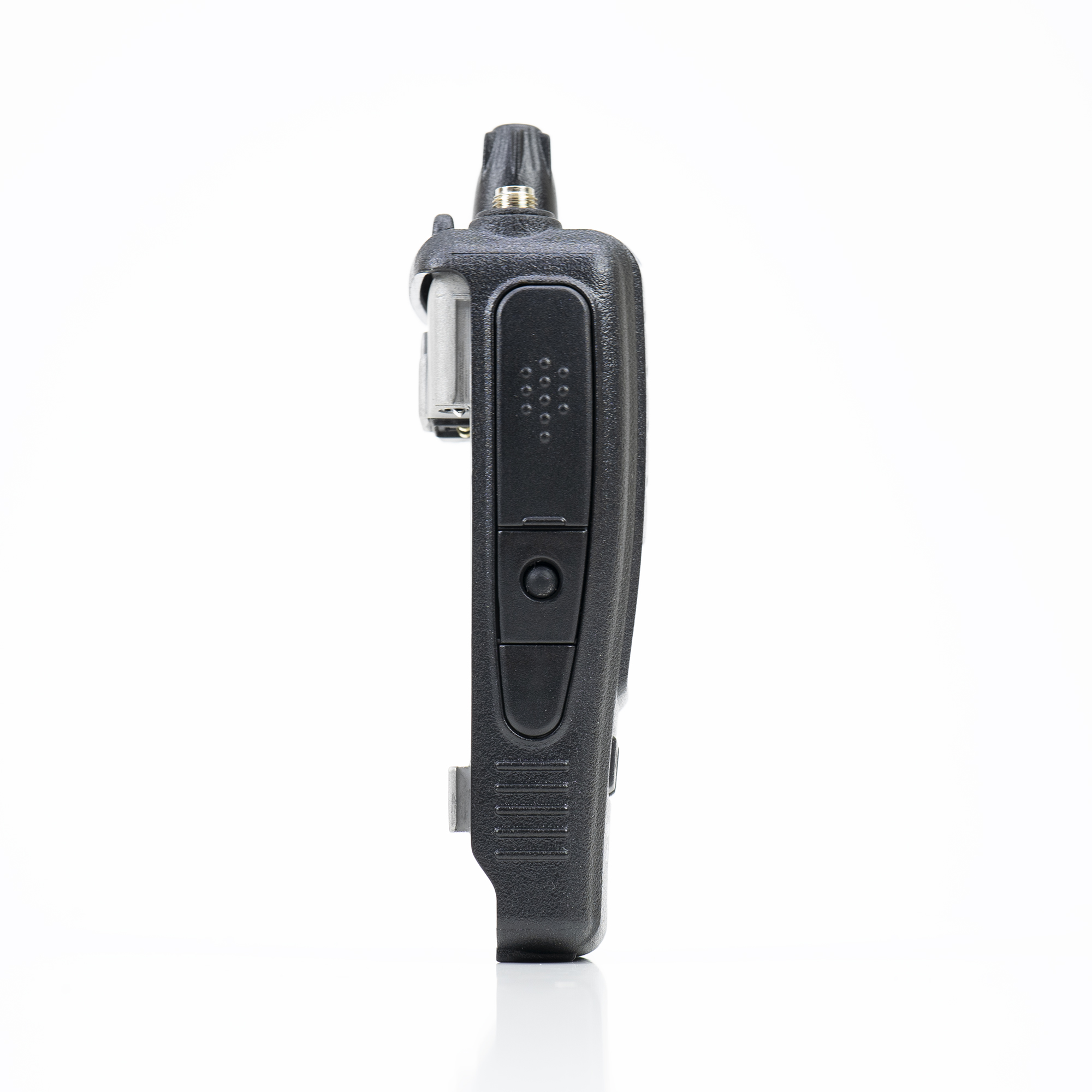 Schwarzes Walkie-Talkie, von der Seite gesehen, mit Knöpfen und Antenne, vor weißem Hintergrund.