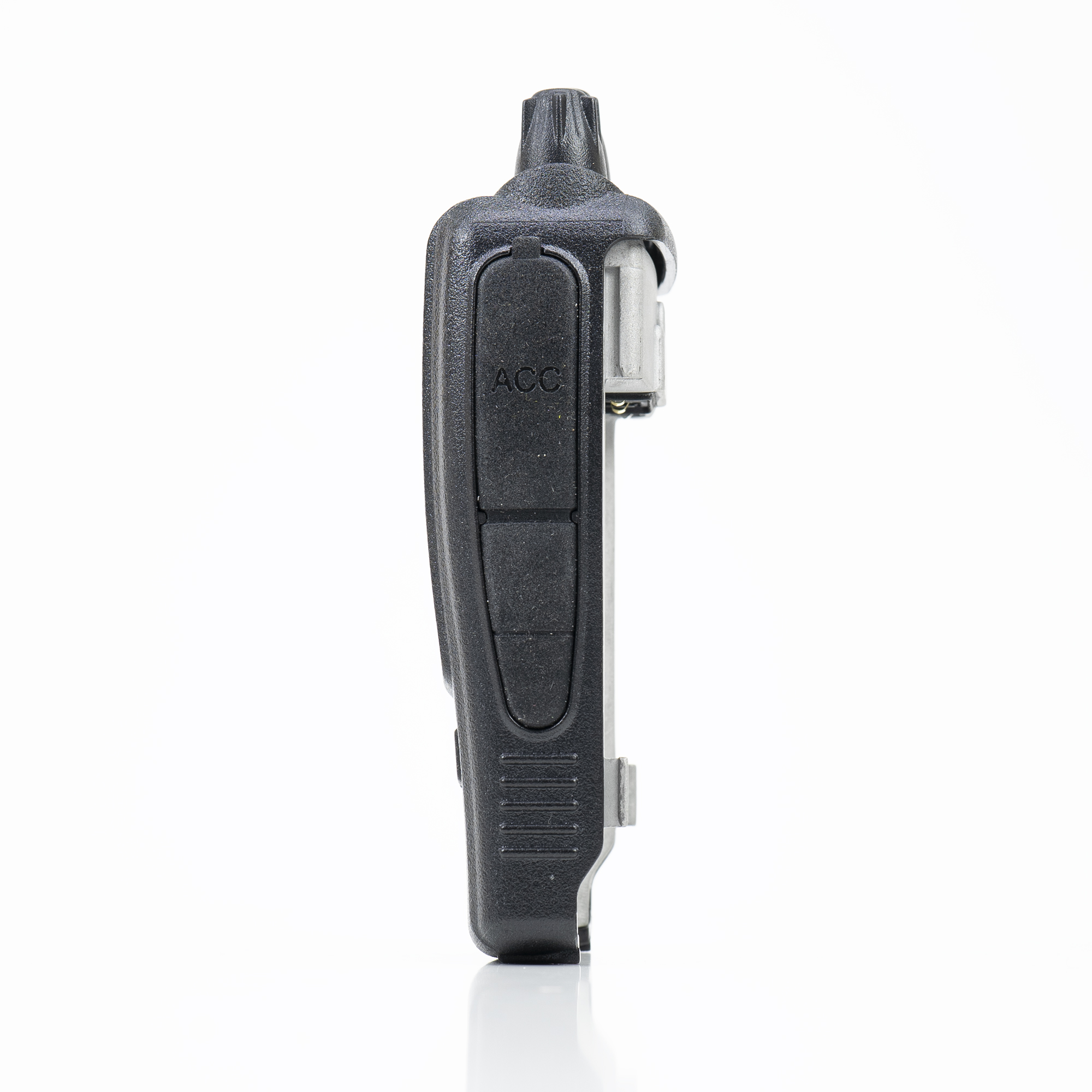 Ein schwarzes Walkie-Talkie, von der Seite gesehen. Die Seite hat die 'ACC'-Taste. Weißer Hintergrund.
