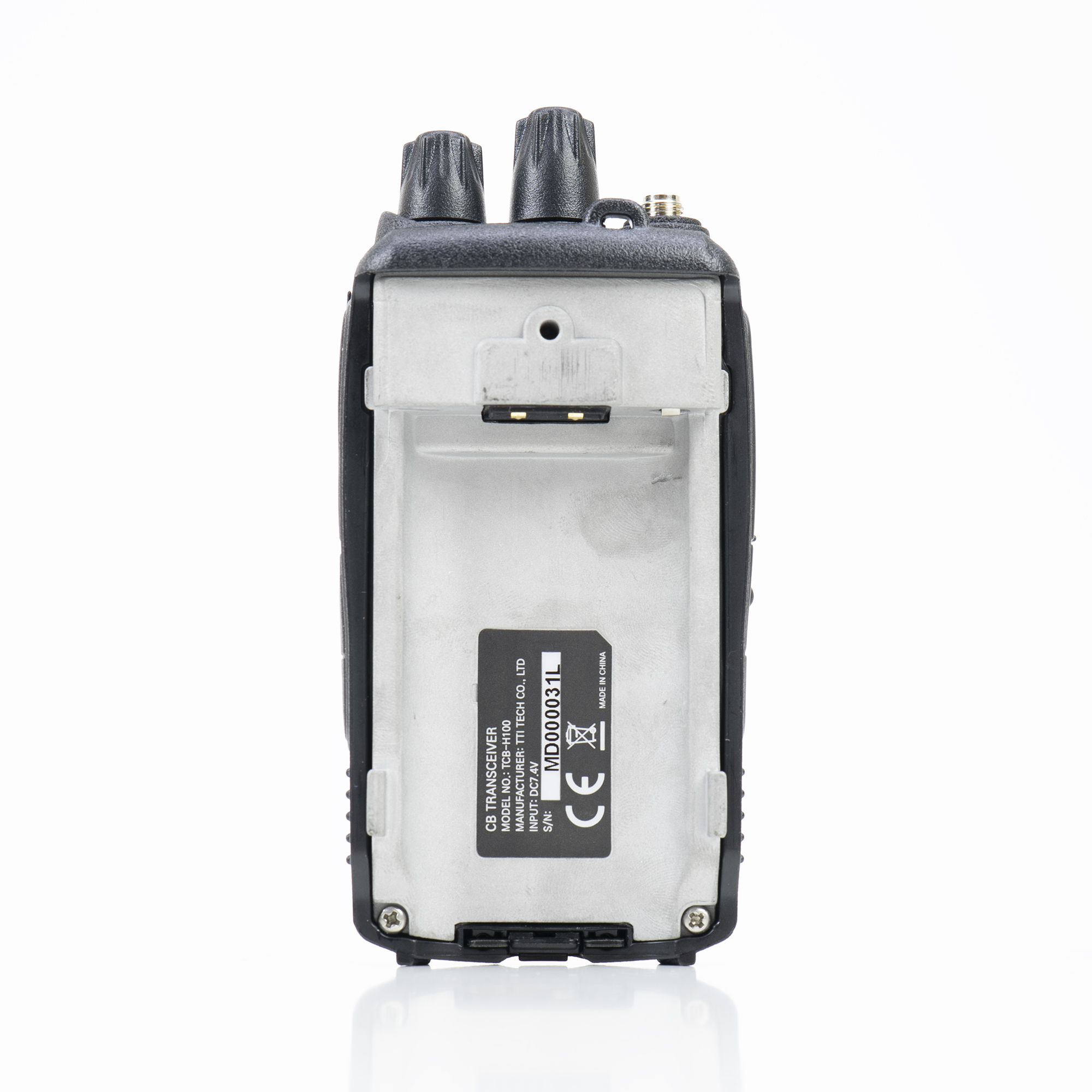 Walkie-Talkie mit geöffnetem Batteriefach. Text auf der Rückseite.