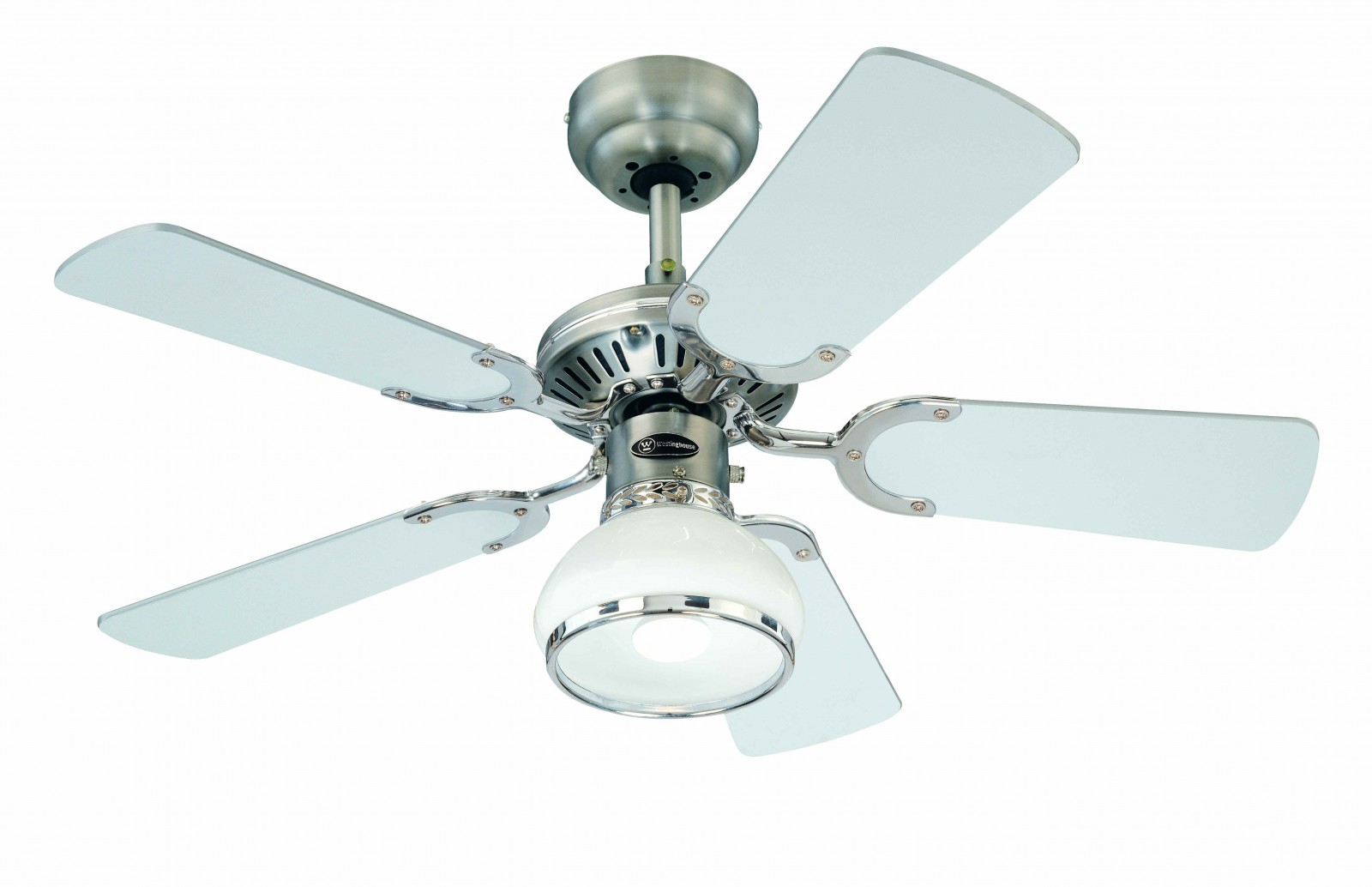 Deckenventilator mit fünf weißen Flügeln und einer Glasleuchte, vor weißem Hintergrund.
