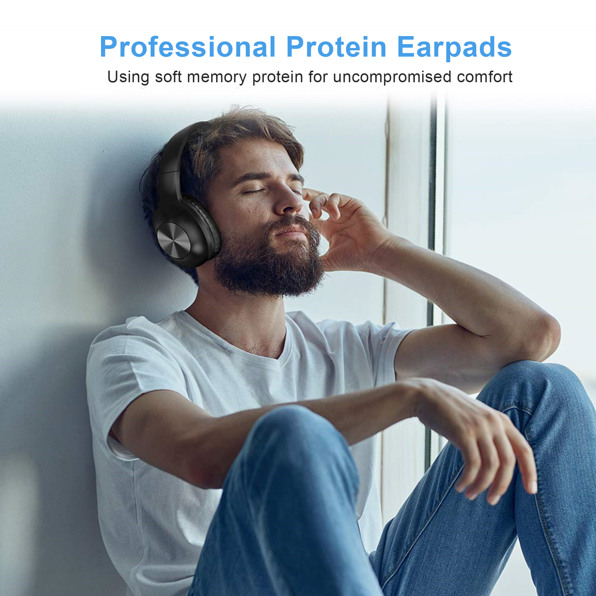 Mężczyzna w słuchawkach, siedzący z zamkniętymi oczami i białą koszulką.