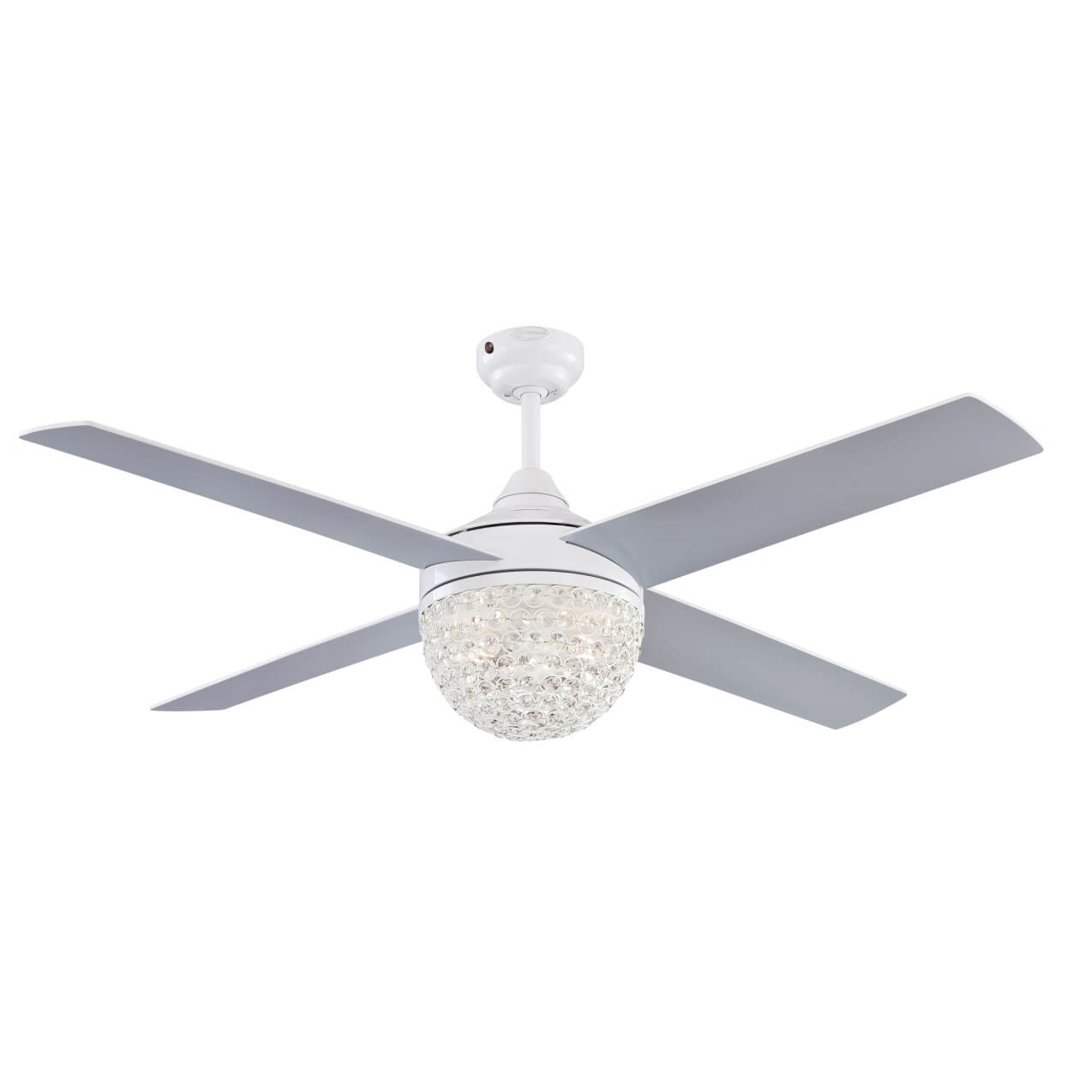 Weißer Deckenventilator mit Kristall-Leuchte auf weißem Hintergrund.