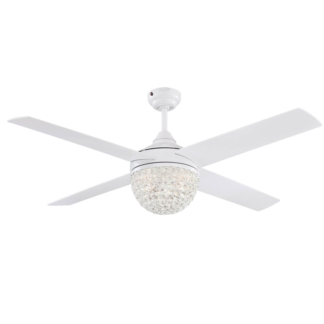 Weißer Deckenventilator mit kristallartiger Leuchte. Vier Flügel.