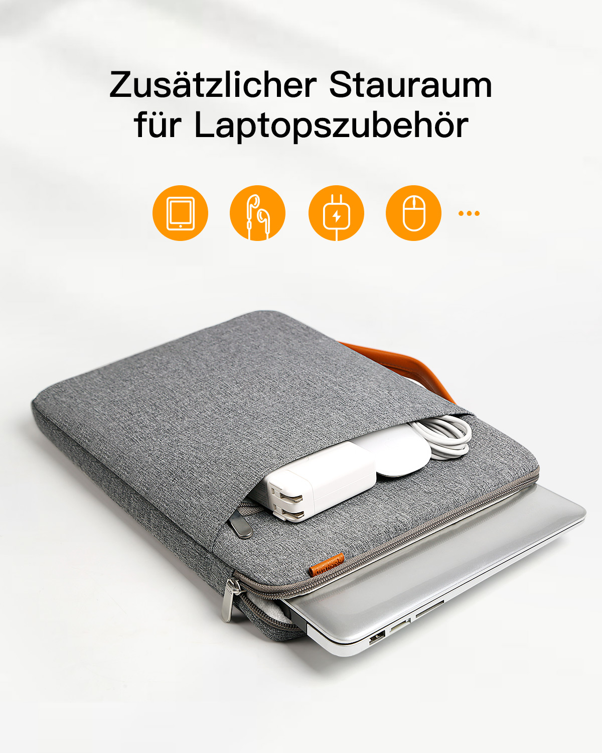 Laptop in grauem Etui. Enthält Laptop, Ladegerät und Zubehör. Text: Zusätzlicher Stauraum.