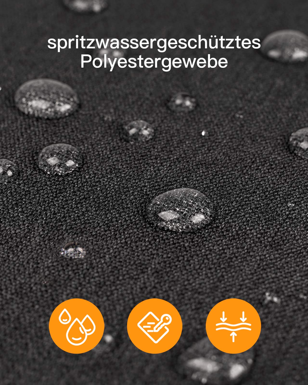 Nahaufnahme von schwarzem, wasserdichtem Stoff mit Wassertropfen. Text: 'spritzwassergeschütztes Polyestergewebe'.