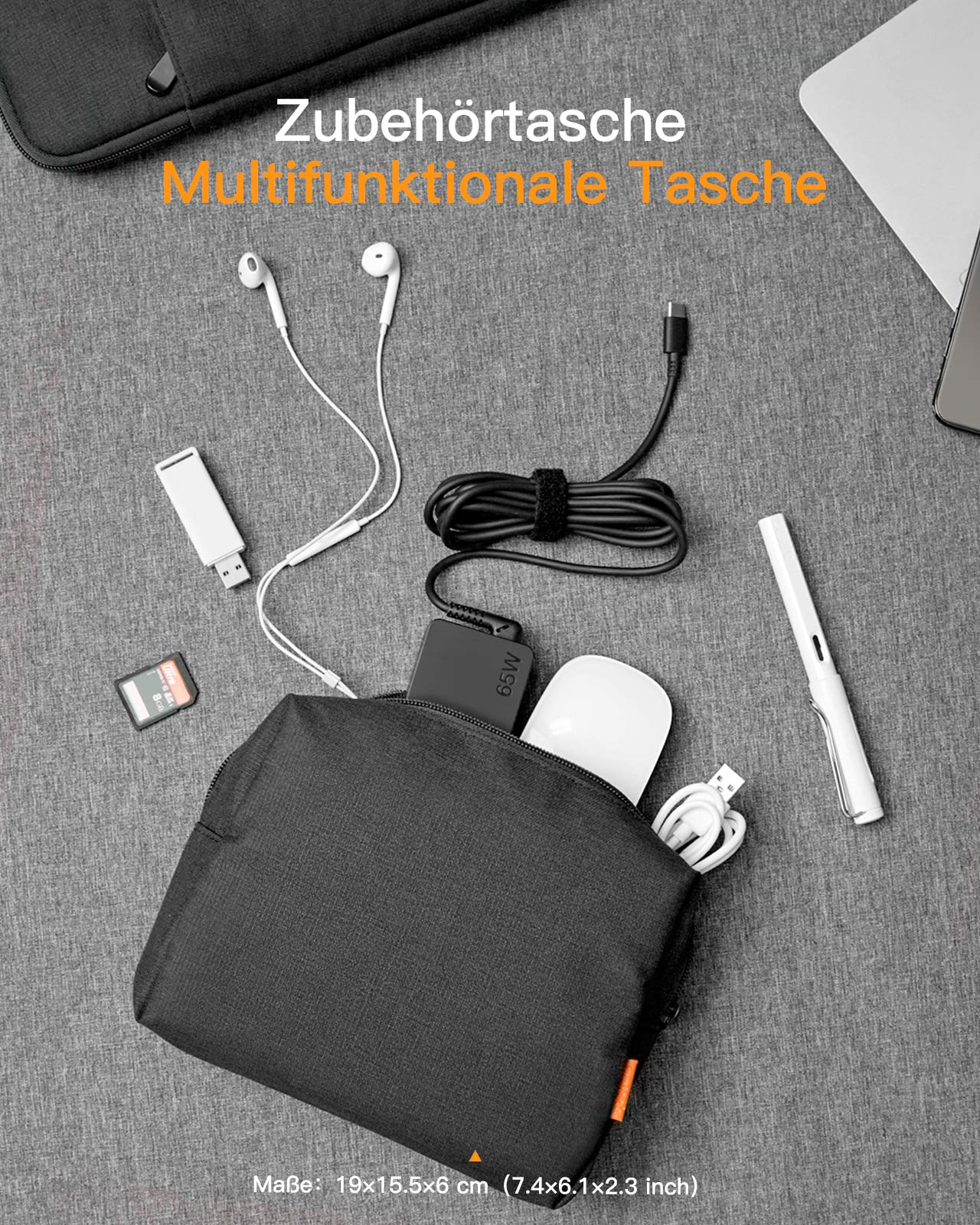Schwarze Tasche mit Zubehör: Ohrhörer, Ladegerät, SD-Karte, Maus, Stift und Kabel.