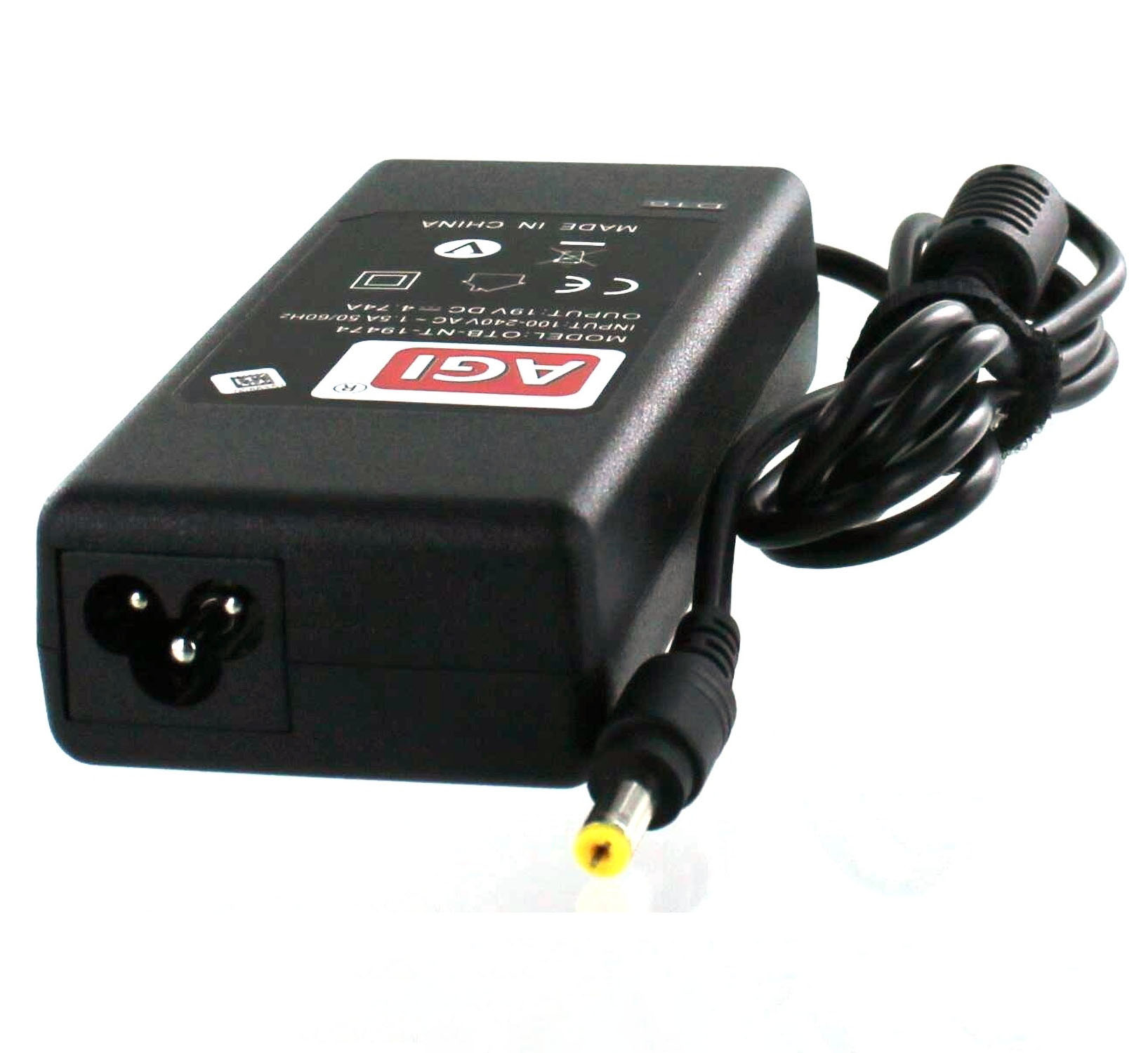 Schwarzes Netzteil mit Kabel und Stecker. Es hat ein schwarzes Gehäuse mit Etikett und gelbem Stecker.
