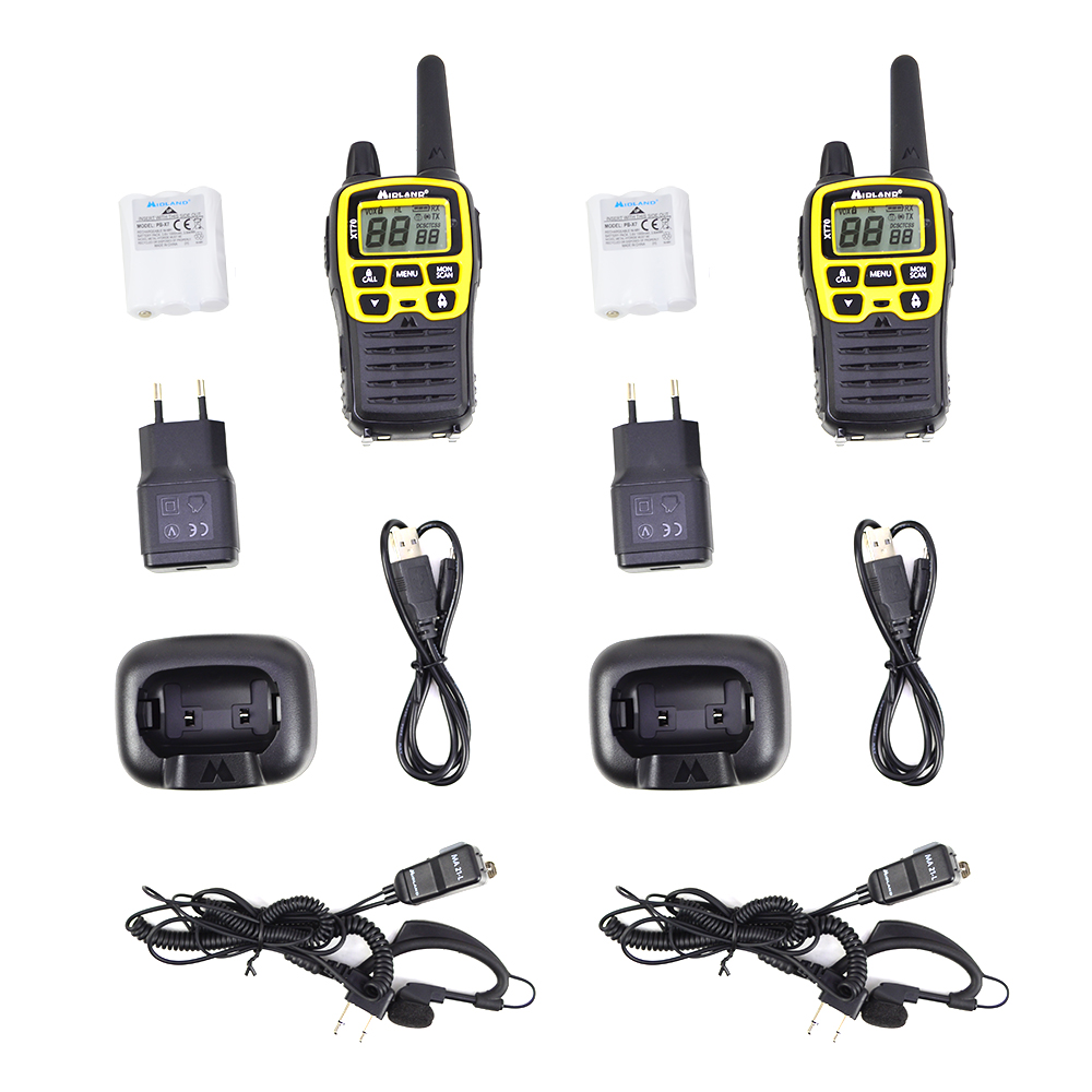 Due walkie-talkie neri con accessori: batterie, caricabatterie e auricolari. Tutto su sfondo bianco.